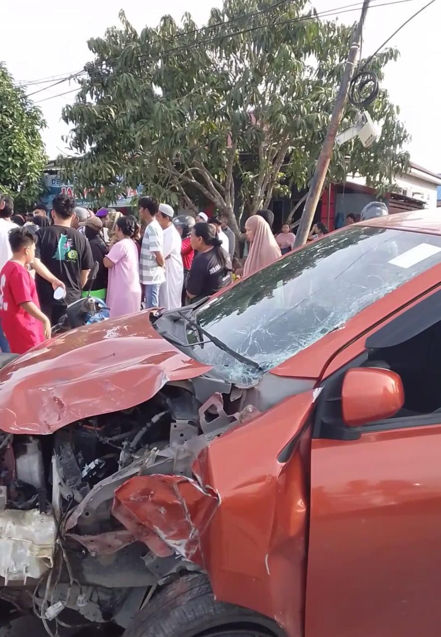 MENINGGAL DUNIA: Korban yang telah tergeletak setelah mengalami kecelakaan di Jalan Poros Limunjan, Sambaliung. Foto. Lainya, tampak kendaraan roda empat ringsek di bagian depan. (ISTIMEWA)