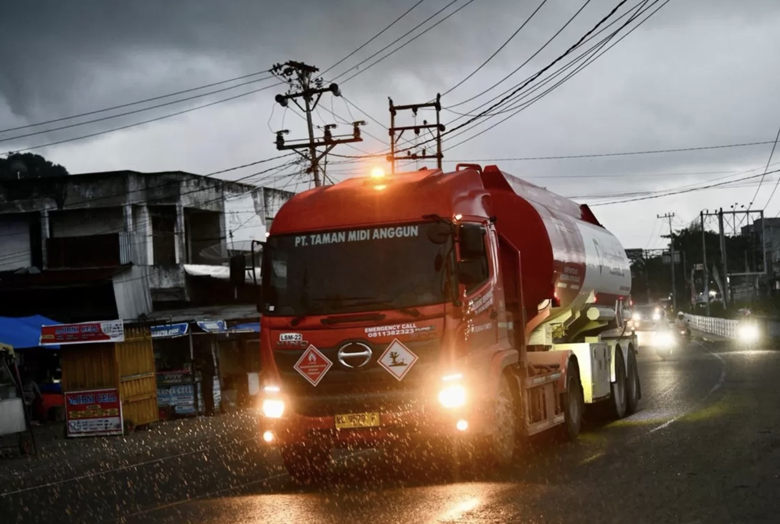 PT Pertamina (Persero) berhasil mencapai salah satu wilayah yang terisolasi di Bireuen akibat banjir bandang yang melanda Aceh, Sumatera Utara, dan Sumatera Barat. (Dok. Pertamina)