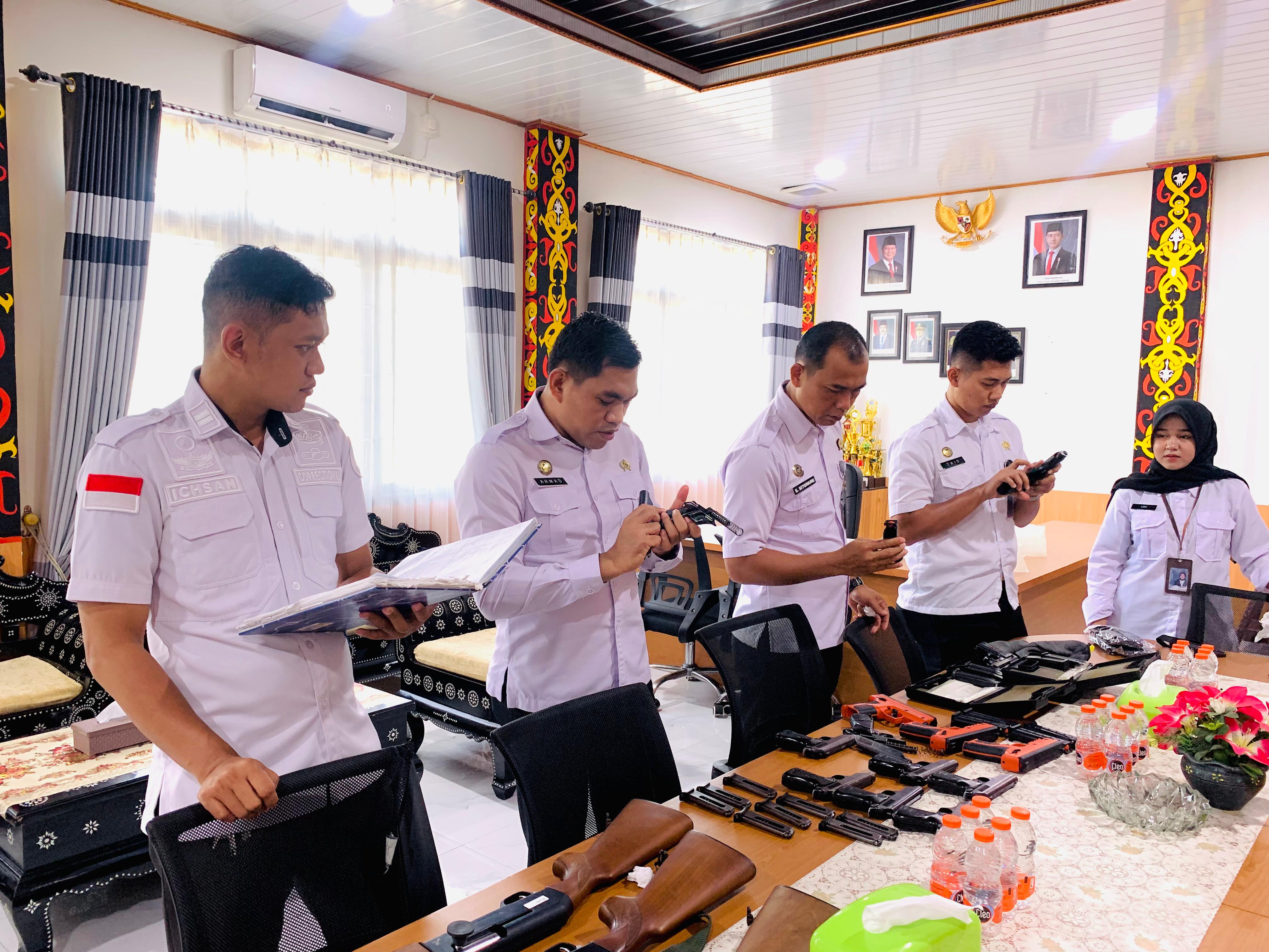 PENGECEKAN SARANA: Petugas Lapas Kelas II A Tarakan memeriksa sarana prasarana keamanan jelang Natal dan Tahun Baru 2026. (LAPAS KELAS II A TARAKAN UNTUK HRK)