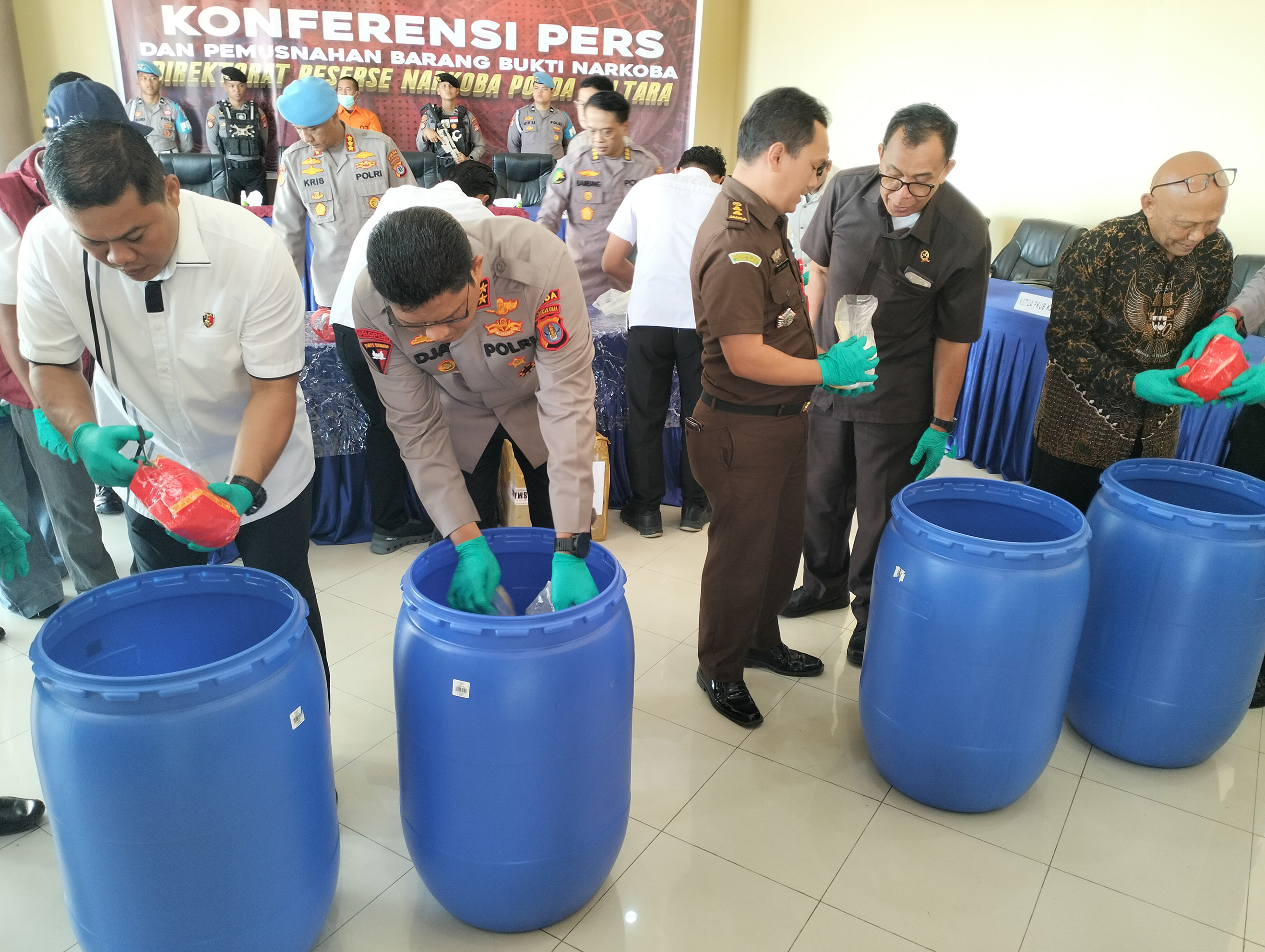 MUSNAHKAN BARANG BUKTI: Polda Kaltara lakukan pemusnahan barang bukti hasil pengungkapan kasus narkotika, Selasa (9/12). Diamankan satu tersangka yang merupakan warga Jakarta Timur. (IPUNK/HRK)