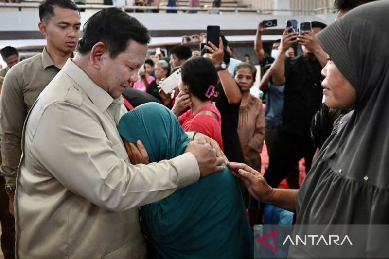 Presiden Prabowo Subianto memeluk salah satu warga korban bencana banjir di Tapanuli Tengah, Sumatra Utara, Senin (1/12). (Instagram: @sekretariatkabinet)