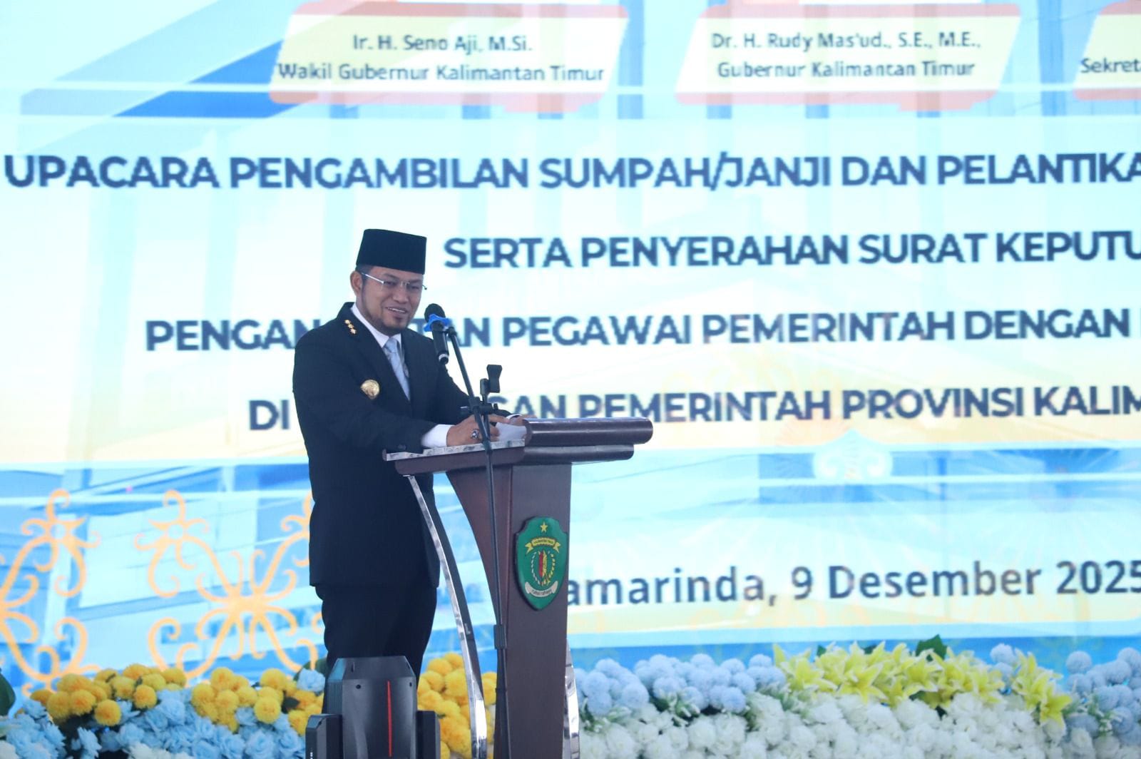 PROSESI PELANTIKAN: Gubernur Kaltim Rudy Mas&rsquo;ud melantik jabatan fungsional dan PPPK di Gedung Olah Bebaya, Kantor Gubernur Kaltim, Selasa (9/12). (DISKOMINFO KALTIM UNTUK BERAU POST)