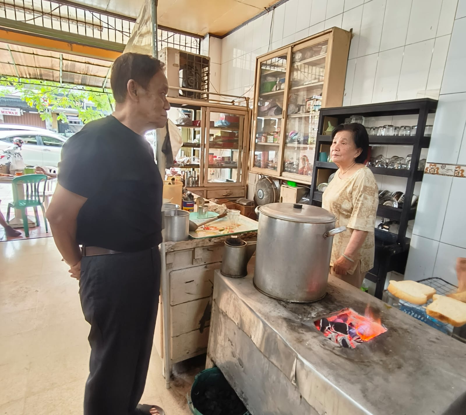 REUNI: Penulis dan pemilik Warung Kopi Maju di Samarinda. Sayang dia sudah lupa. Kalau tidak ramai kesahnya. (DOK PRIBADI)