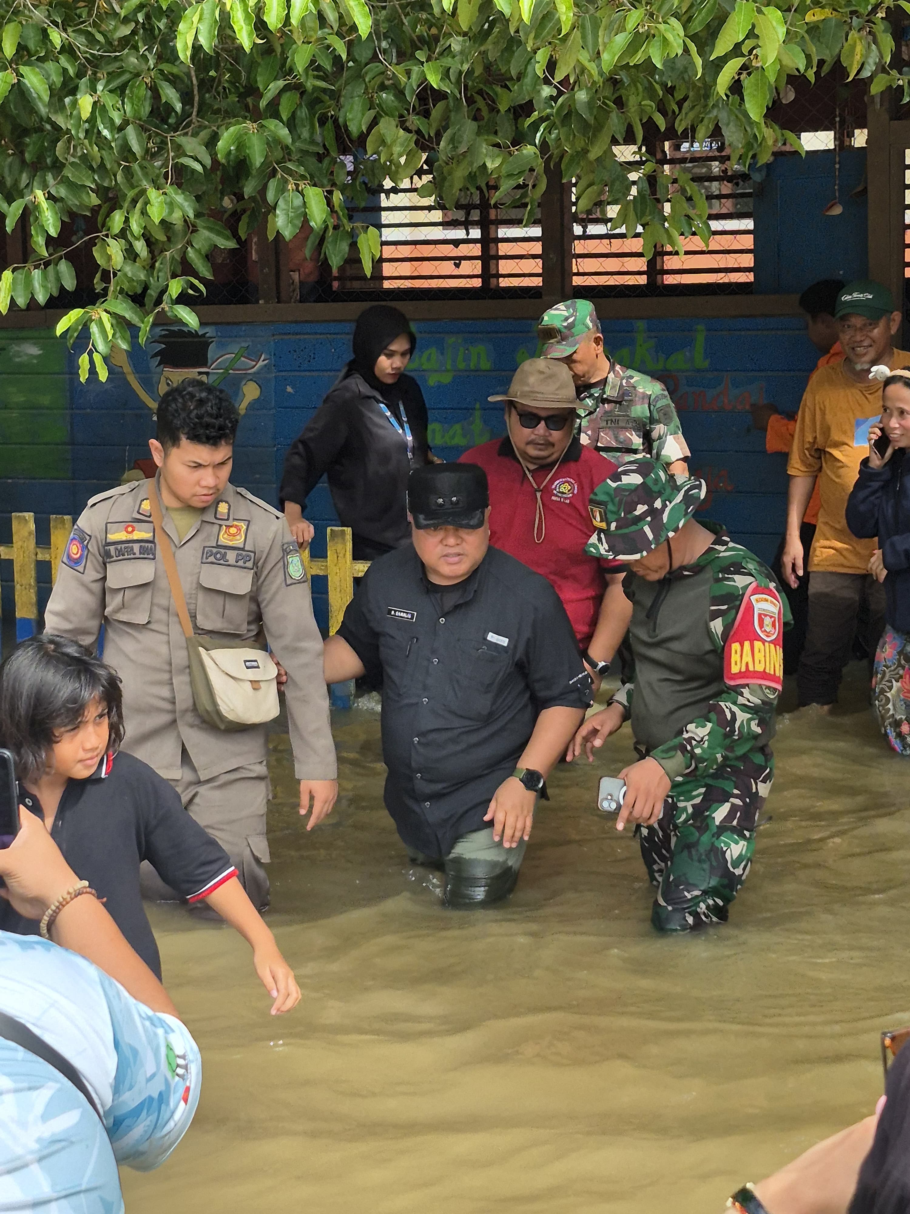 TERENDAM: Wabup Berau Gamalis meninjau salah satu lokal di SD 001 Gunung Sari yang terendam banjir. (ARI/BP)