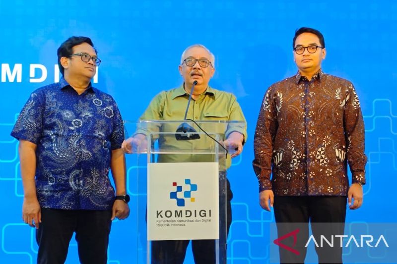 Staf Khusus Menteri Komunikasi dan Digital Bidang Komunikasi dan Politik Arnanto Nurprabowo dan Ketua Umum Asosiasi Ecommerce Indonesia (idEA) Hilmi Adrianto menyampaikan keterangannya. (ANTARA)