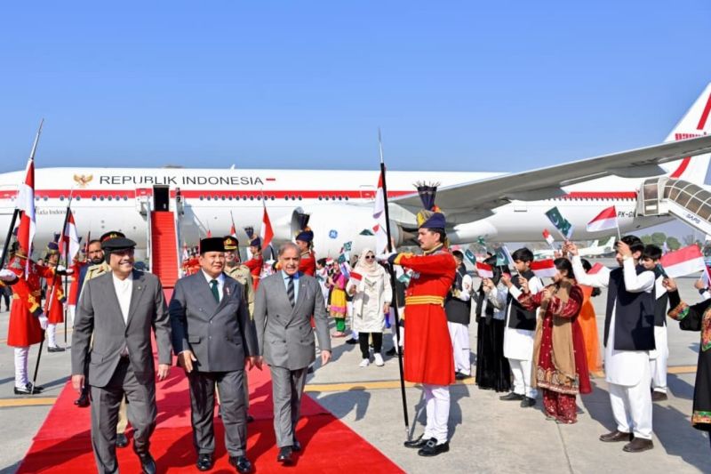 Presiden Prabowo Subianto disambut langsung oleh Presiden Pakistan Asif Ali Zardari dan Perdana Menteri Pakistan Shehbaz Sharif saat tiba di Nur Khan Base Airport, Islamabad, Pakistan. (ANTARA)