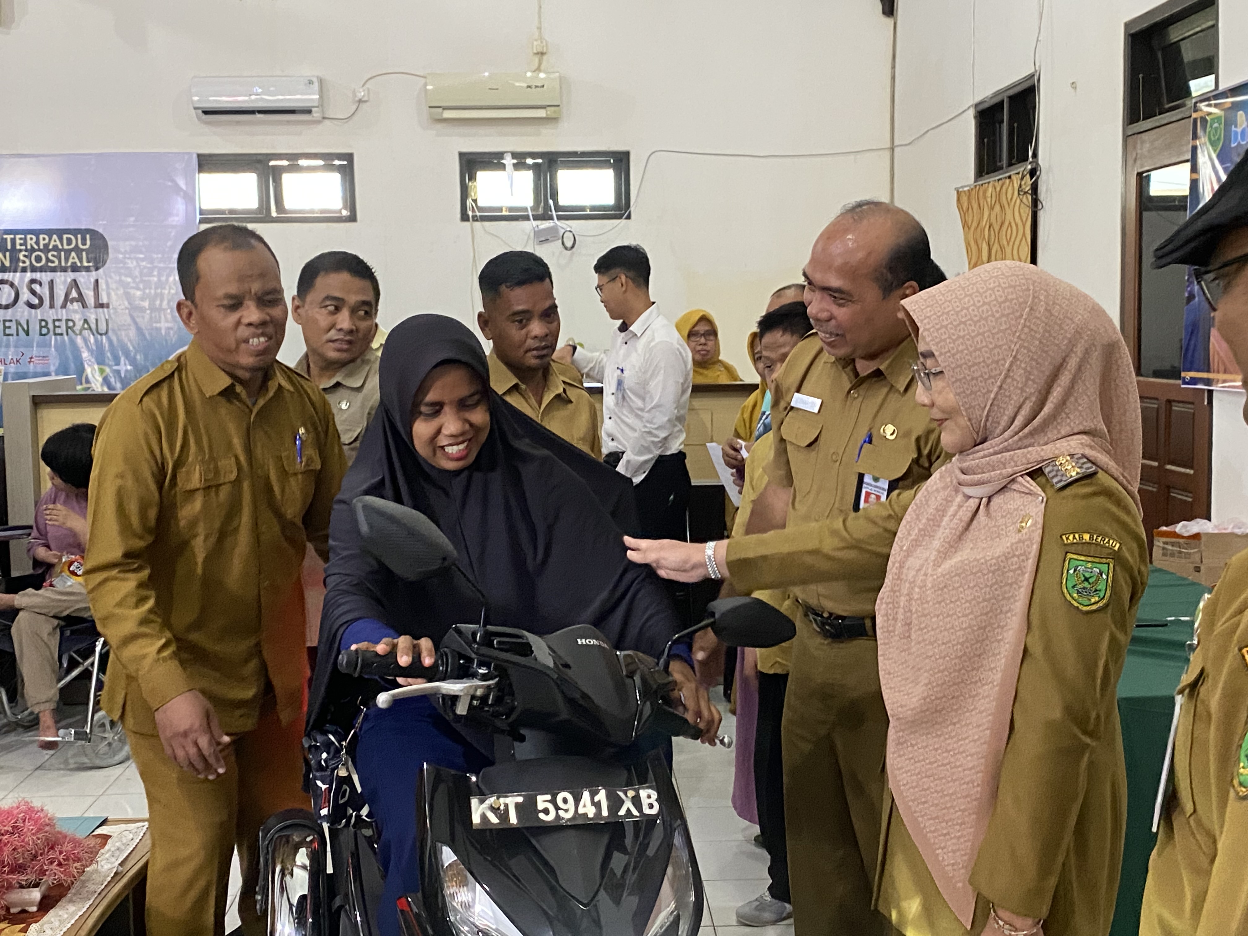 DISALURKAN: Dinas Sosial Berau menyalurkan BLT dan bantuan peralatan kepada KPM termasuk KPM Disabilitas di Berau. (SENO/BP)