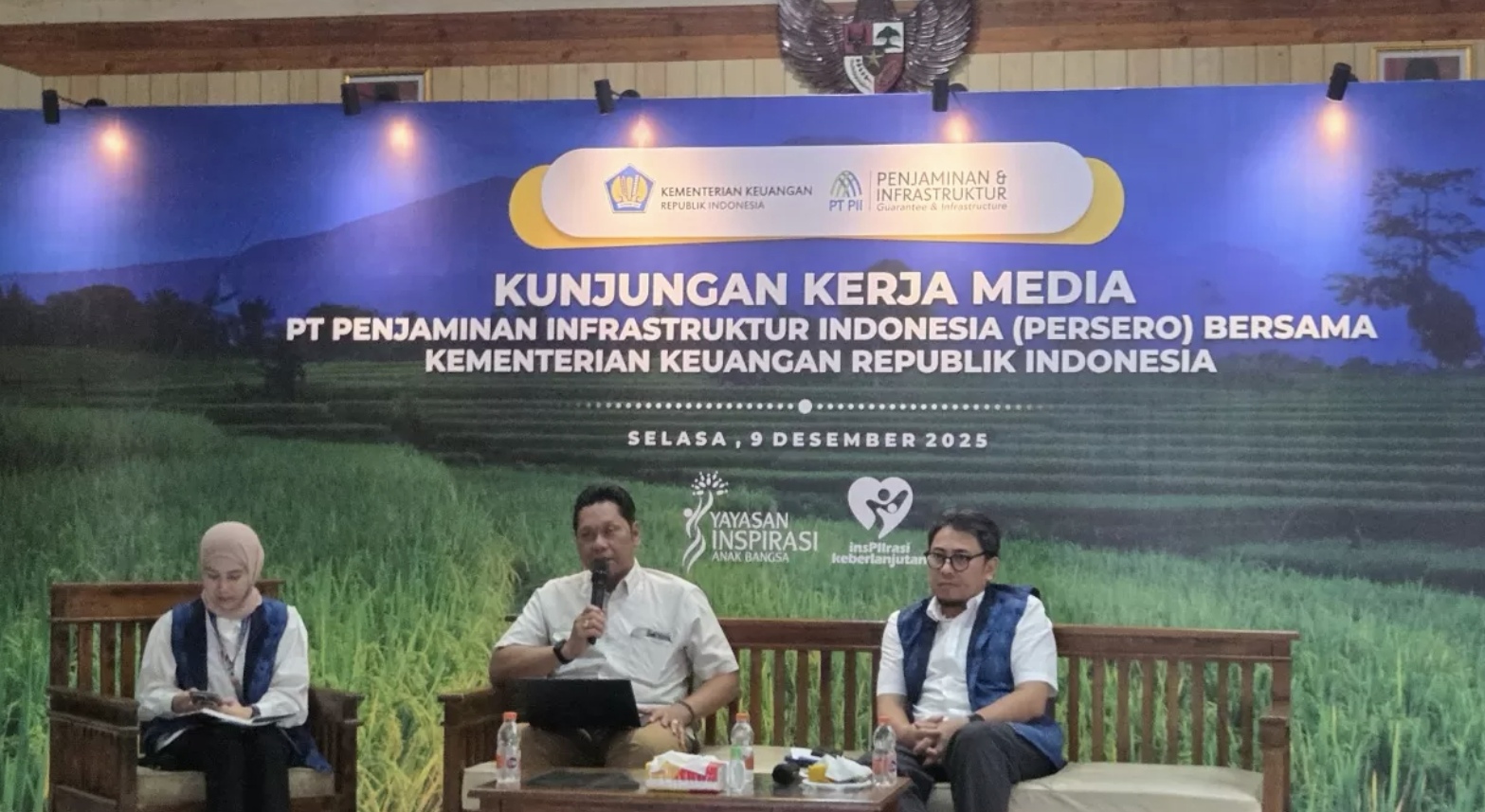 Direktur Perekonomian dan Kemaritiman Direktorat Jenderal Anggaran (DJA) Kementerian Keuangan, Tri Budhianto (tengah) di Karawang, Jawa Barat, Selasa (9/12). (Nurul F/JawaPos.com)