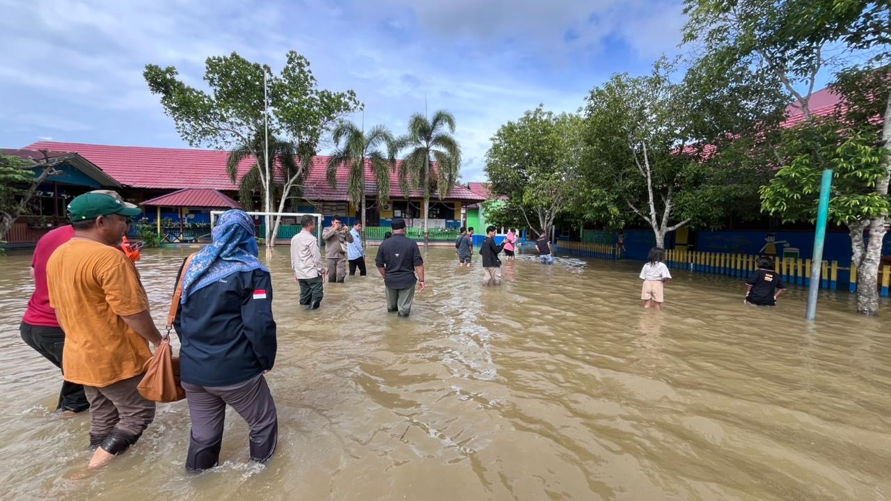 BERPOTENSI TURUN STATUS: DPMK Berau mengakui sejumlah kampung yang terendam banjir dapat memengaruhi penilaian indeks desa. (ARI/BP)