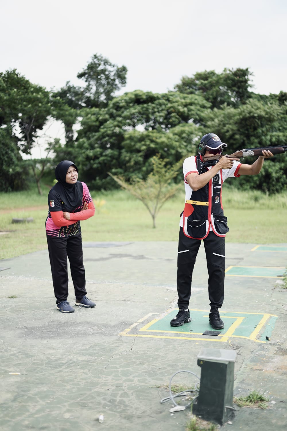 SIAP BERLAGA: Nasruddin merupakan atlet menembak tim shotgun asal Kaltara saat melakukan pemusatan latihan di lapangan Denrudal 003 Cikupa, Kabupaten Tangerang. (PERBAKIN INDONESIA UNTUK HRK)