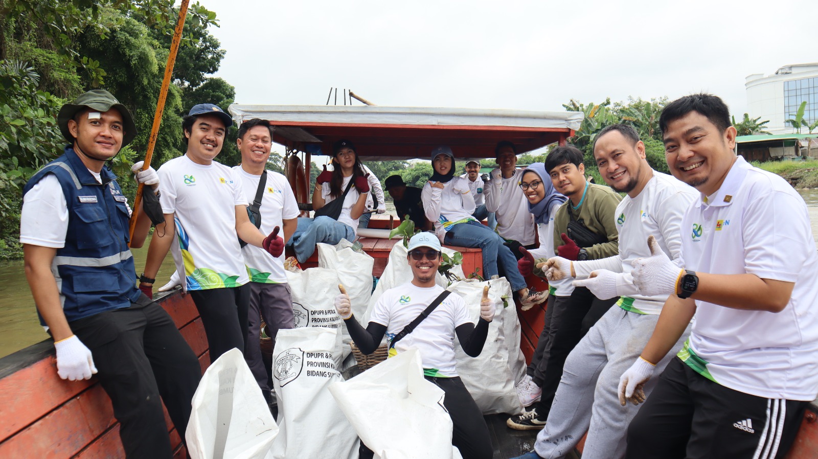 RELAWAN: PT PLN UID Kaltimra dalam hal ini UP3 Samarinda turun ke lapangan sebagai relawan lingkungan saat kegiatan Kerja Bakti Bersama Pemkot Samarinda mengumpulkan 1 ton sampah. (PLN UID KALTIMRA)