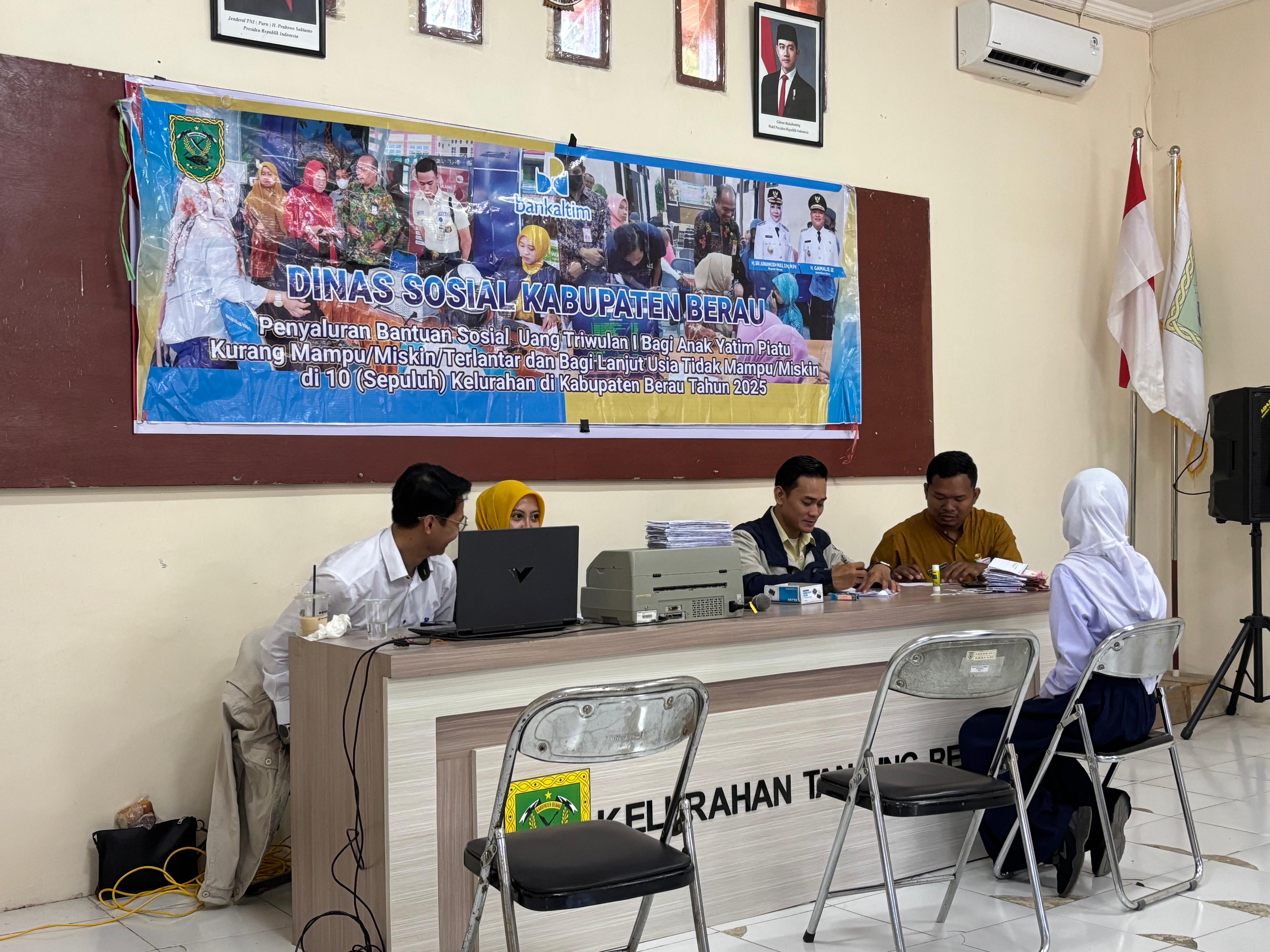 ANTRE: Para penerima bansos beberapa waktu lalu mengambil bantuan mereka di kantor Dinsos Berau. (IZZA/BP)