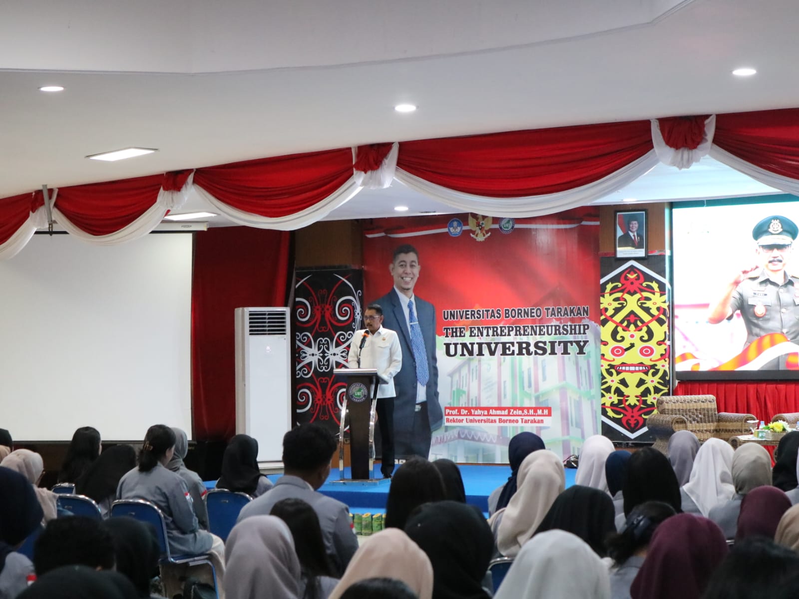 KULIAH UMUM: Kepala Kejati Kaltara, Yudhi Indra Gunawan beri kuliah umum ke mahasiswa UBT, Kamis (11/12). (SEPTIAN ASMADI/HRK)