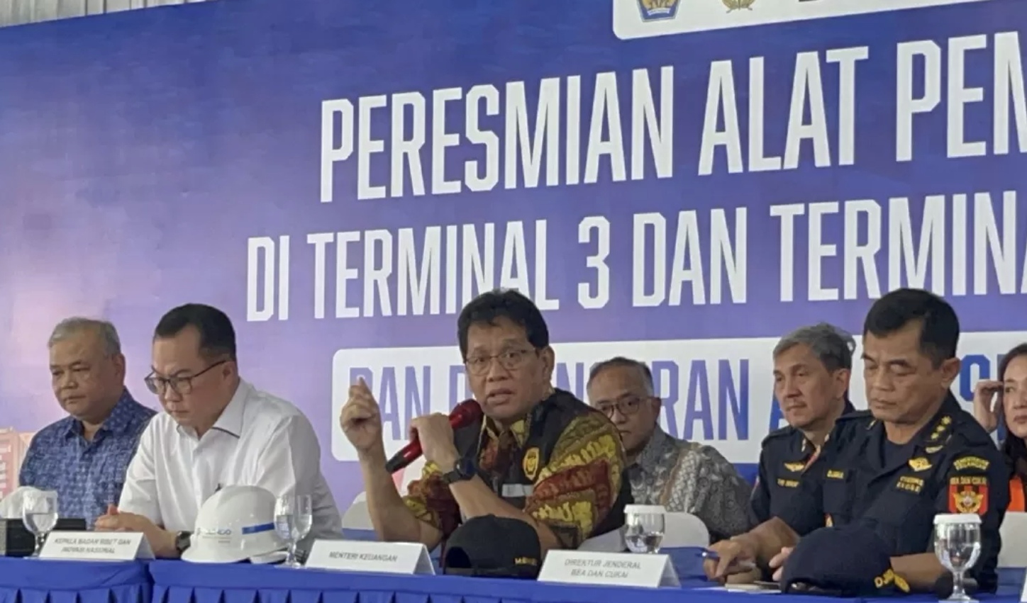 Menteri Keuangan Purbaya Yudhi Sadewa mengapresiasi inovasi teknologi Bea Cukai dalam menciptakan sistem pemindai peti kemas dan aplikasi Trade AI. (Nurul F/ JawaPos.com)