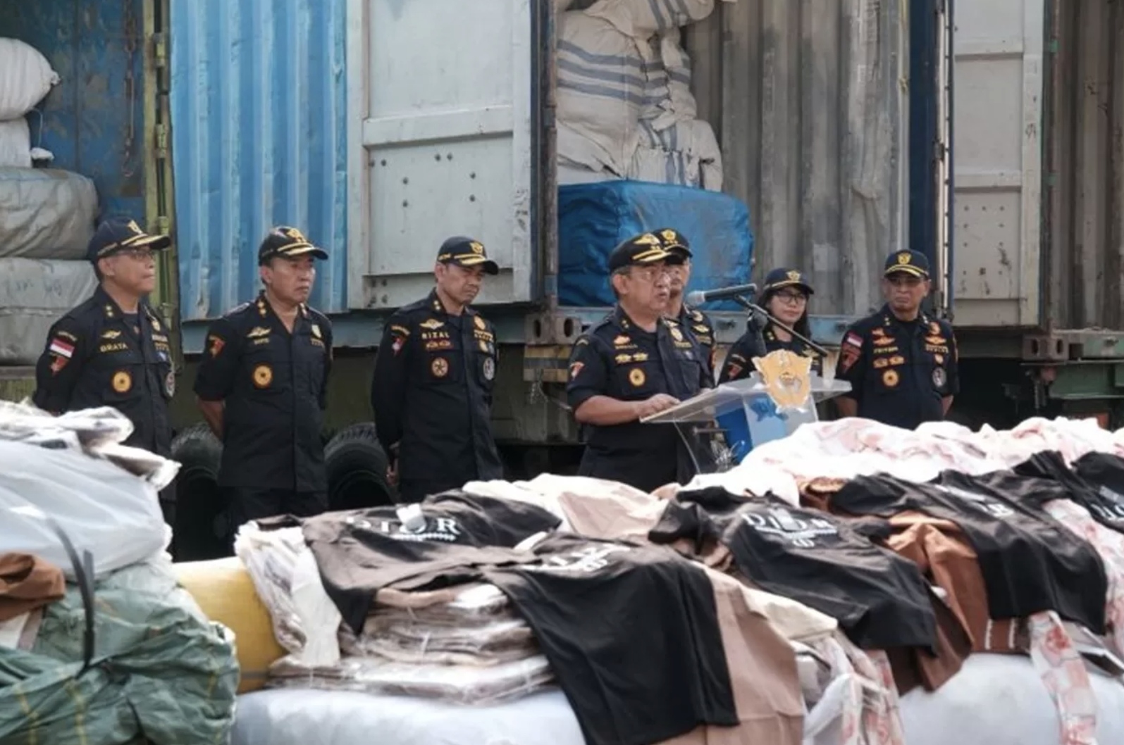Bea Cukai Buka Opsi Salurkan Baju Ilegal Sitaan ke Korban Bencana Hidrometeorologi di Aceh-Sumatera. (ANTARA)