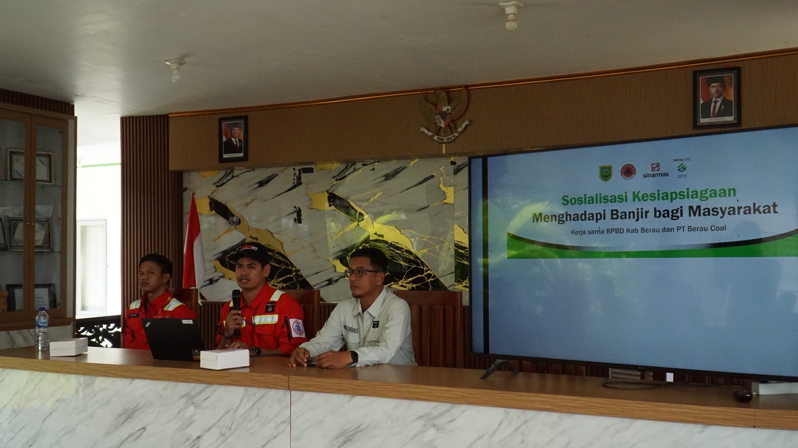 SOSIALISASI: Sosialisasi yang dilakukan BPBD bersama PT Berau Coal terkait kesiapsiagaan terhadap bencana, khususnya banjir dan longsor kepada masyarakat Kampung Long Lanuk.  (IZZA/BP)