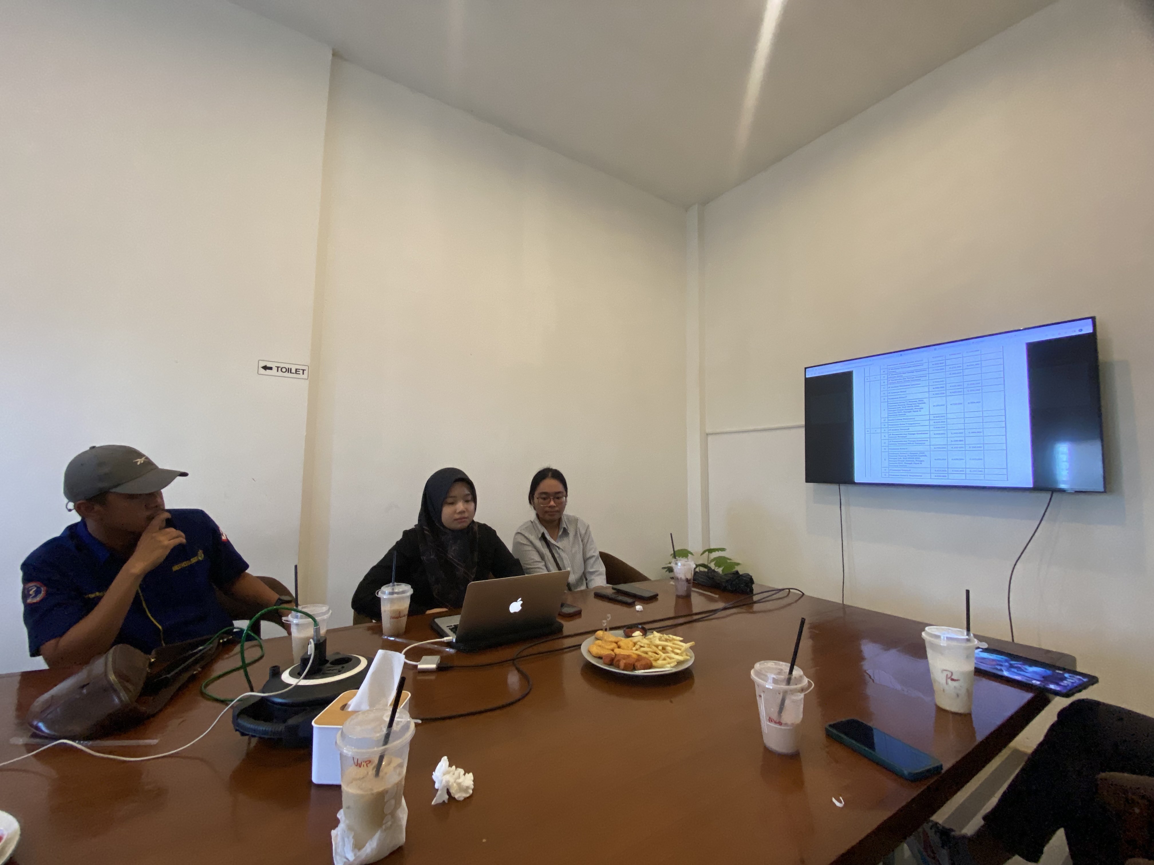 TUNTUT KEJELASAN: Perwakilan Tenaga Kesehatan pada formasi penerimaan CPNS 2024, saat melaksanakan konferensi pers soal pembayaran TPP Nakes yang tidak sesuai regulasi. (SENO/BP)