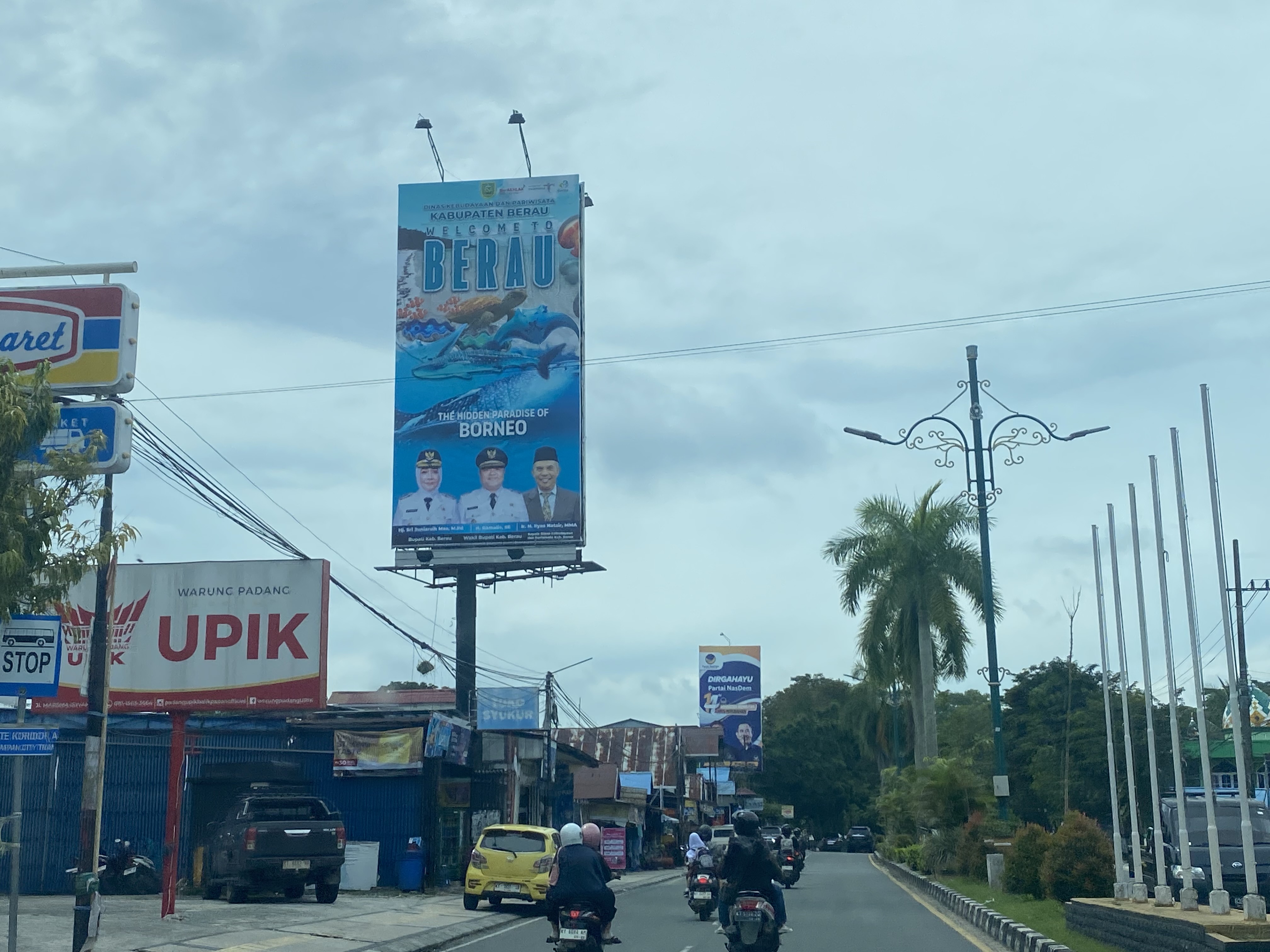 TINGKATKAN PROMOSI: Salah satu penampakan billboard promosi wisata Berau yang terpajang di jalan protokol di Kota Balikpapan, yaitu di Jalan MT Haryono. (SENO/BP)