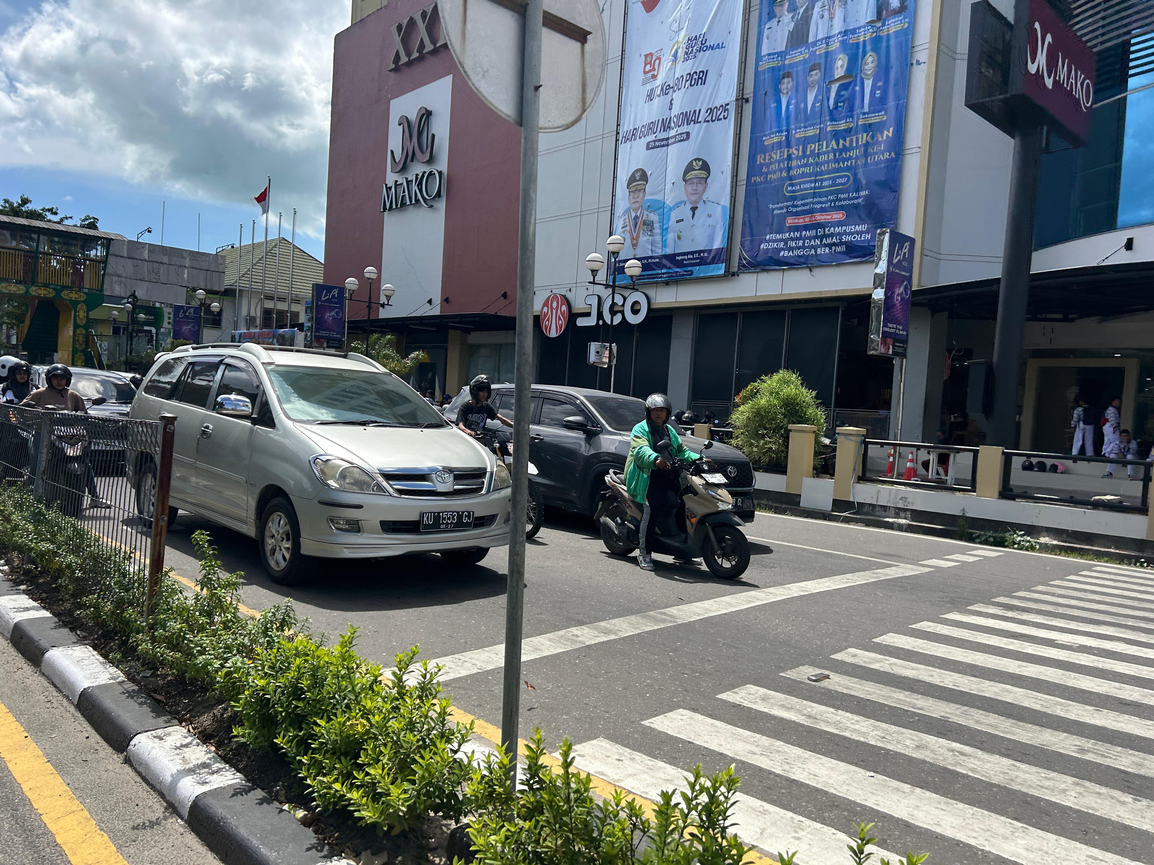 RUANG HENTI KHUSUS: Beberapa pengendara sepeda motor masih belum mengetahui fungsi RHK. (SEPTIAN ASMADI/HRK)