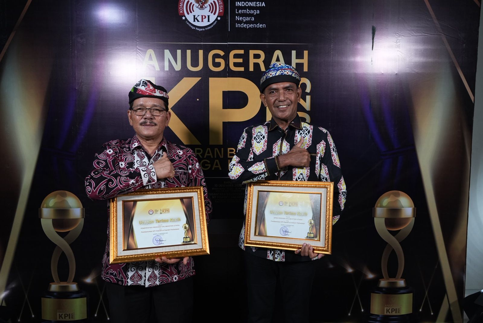 RAIH ANUGERAH: Wagub Kaltara Ingkong Ala (kiri) menerima anugerah KPI 2025. (DKISP KALTARA)