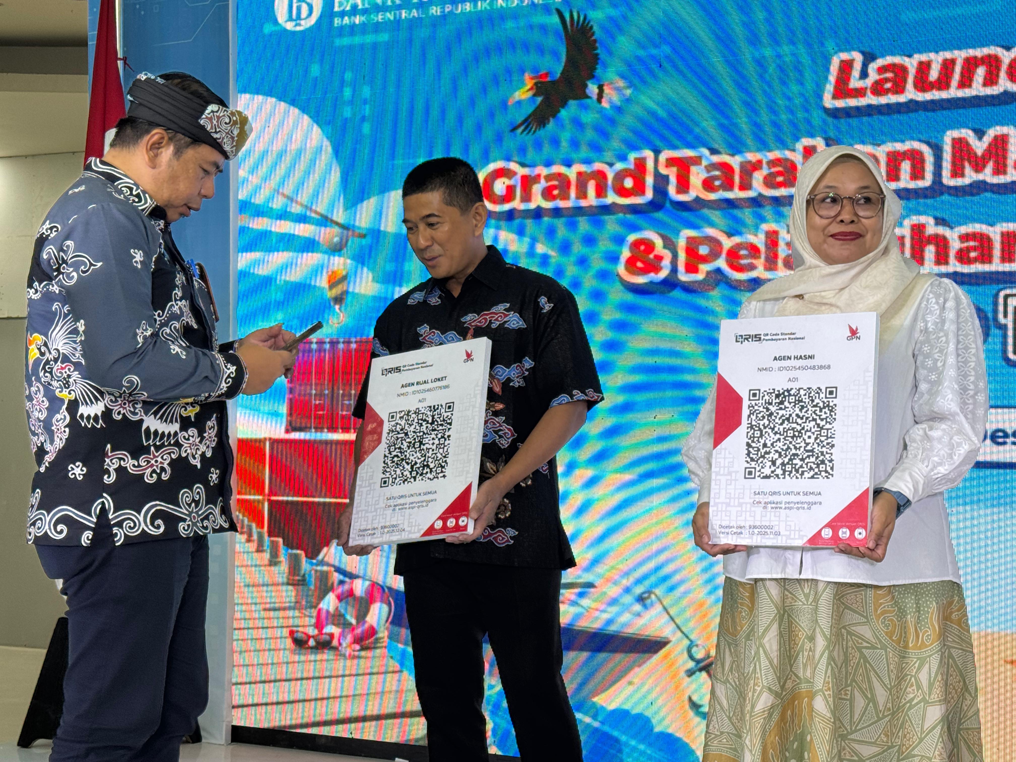 PELUNCURAN QRIS TAP: Kepala Dishub Kaltara Idham Chalid (kiri) turut meresmikan penggunaan Qris Tap di Pelabuhan Tengkayu I Tarakan oleh KPwBI Kaltara. (SEPTIAN ASMADI/HRK)