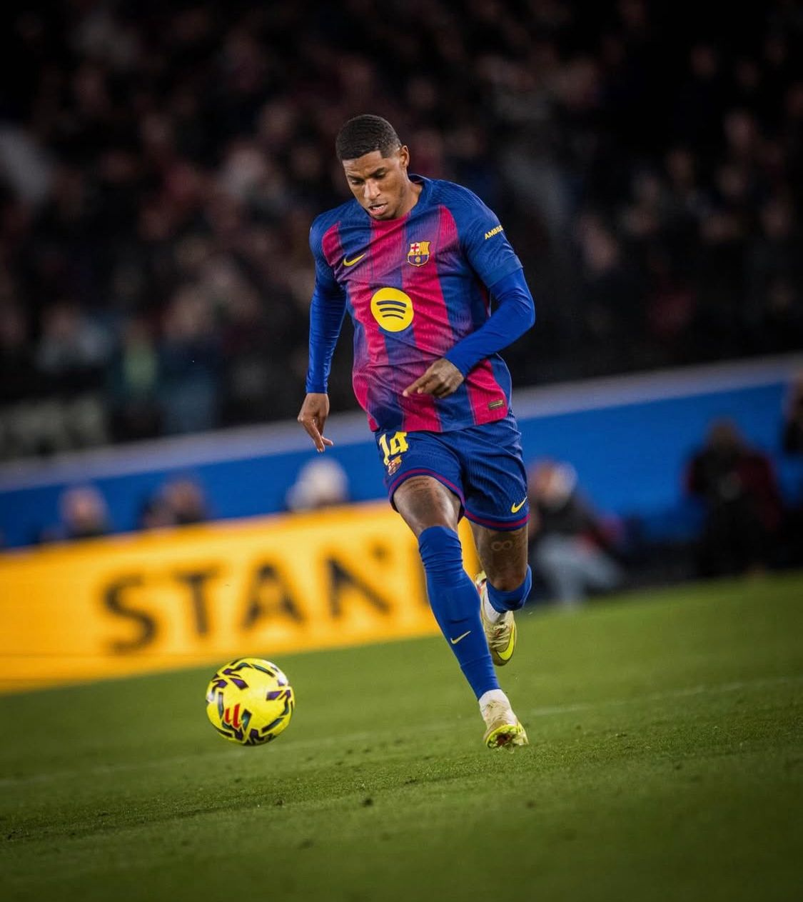 Marcus Rashford merayakan gol spektakulernya ke gawang Elche yang memastikan kemenangan Barcelona di Estadi Ol&iacute;mpic Lluis Companys. (Instagram: @fcbarcelona)