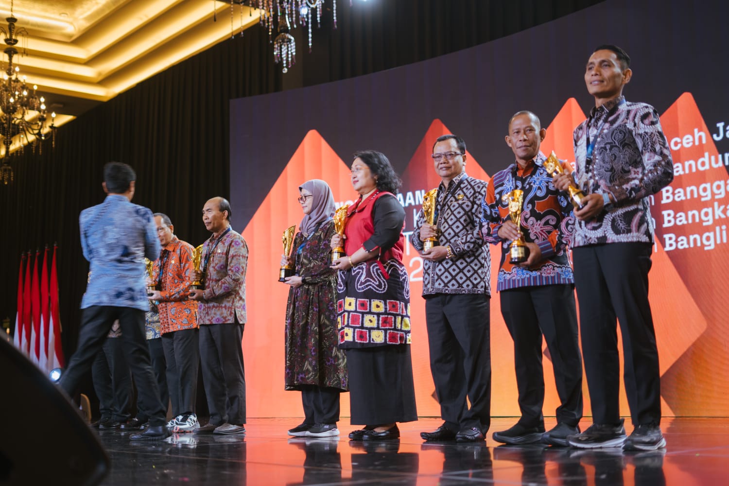 TERIMA PENGHARGAAN: Bupati Bulungan Syarwani (dua dari kanan) menerima penghargaan di ajang Innovative Government Award 2025. (DKIP BULUNGAN)