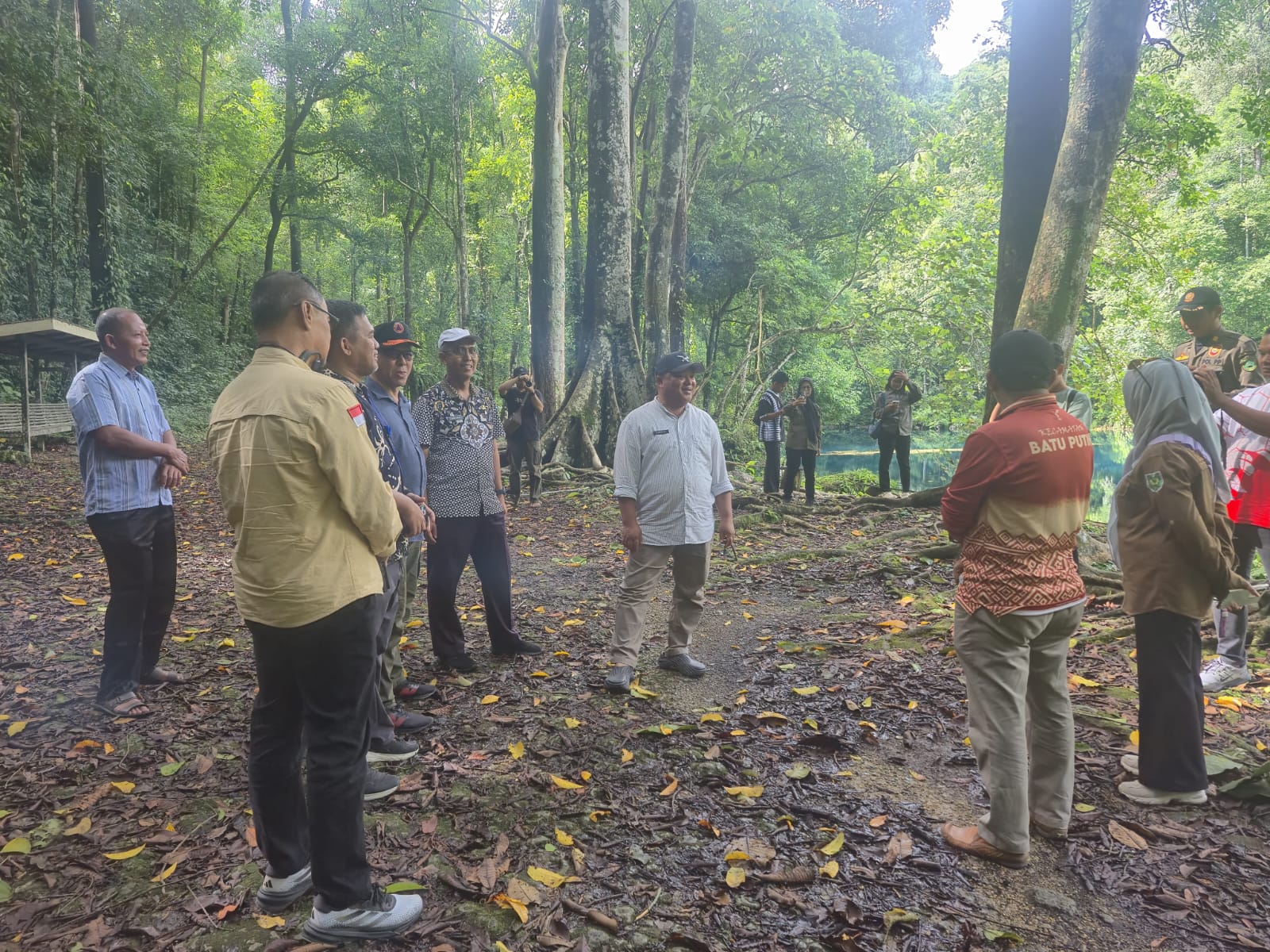 TINJAU: Wabup Berau Gamalis saat meninjau lokasi objek wisata Danau Tulung Ni Lenggo di Kampung Tembudan, Kecamatan Batu Putih, kemarin (12/12). (ARI/BP)