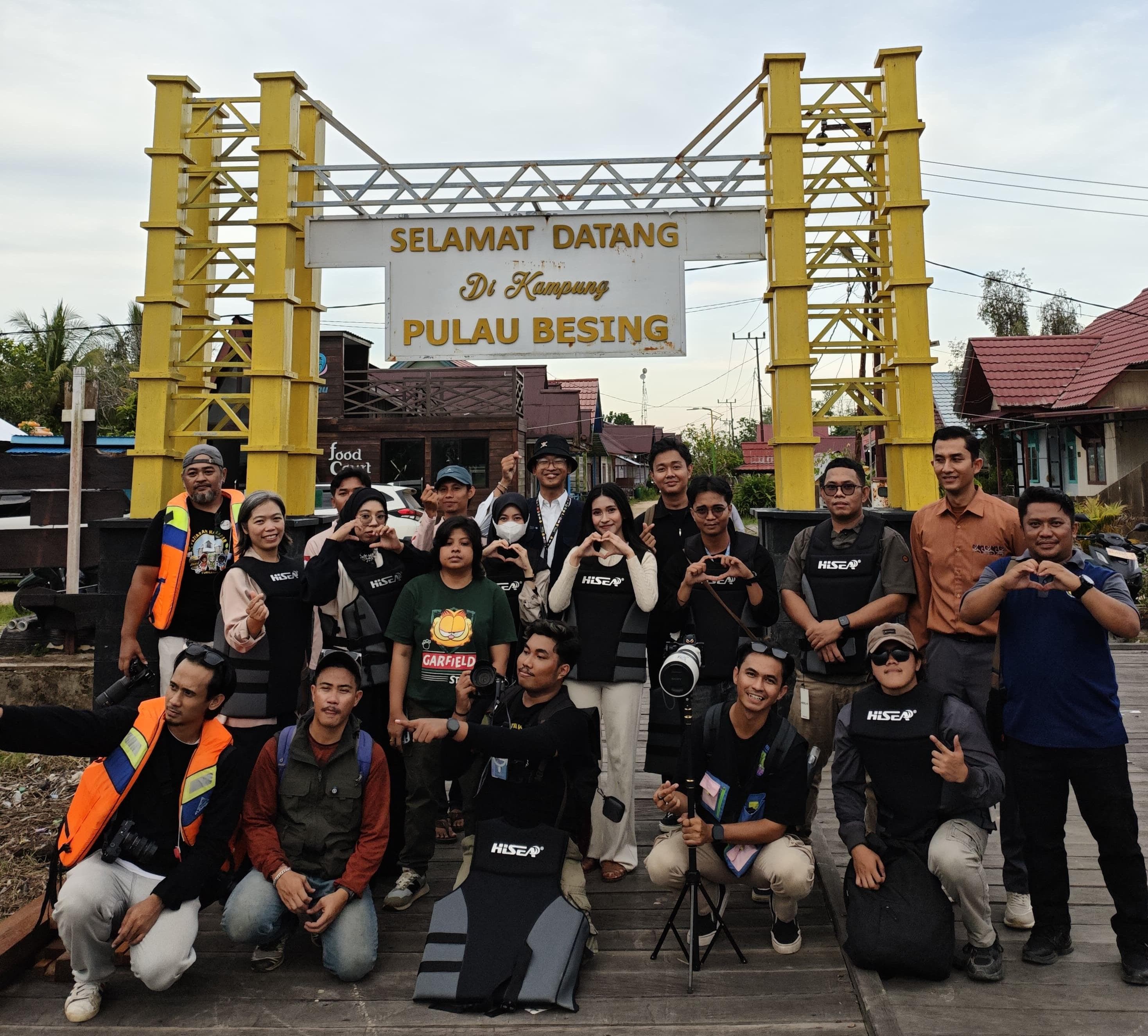FAMILY TRIP: Mercure Berau bersama rekan-rekan media saat kegiatan Familiarization Trip (Family Trip) di Pulau Besing, Sabtu (13/12).