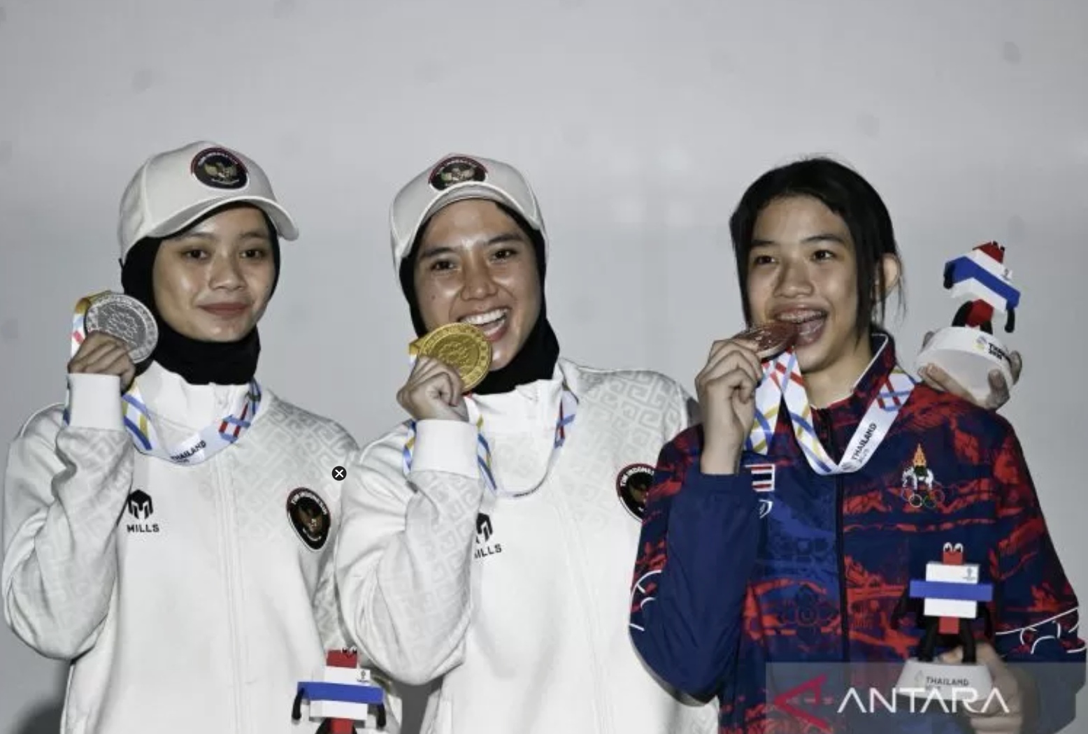 Atlet panjat tebing Indonesia Puja Lestari (tengah) bersama rekan senegaranya Susan Nur Hidayah (kiri) dan atlet Thailand Kanyanat Arsakit (kanan) berpose dengan medalinya. (ANTARA)