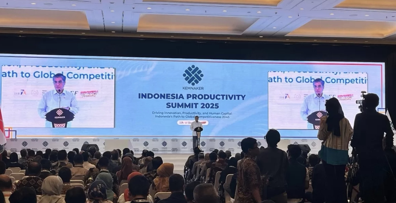 Menaker Yassierli pada Indonesia Productivity Summit 2025 di Jakarta, Jumat (12/12). (Nanda Prayoga/JawaPos.com)