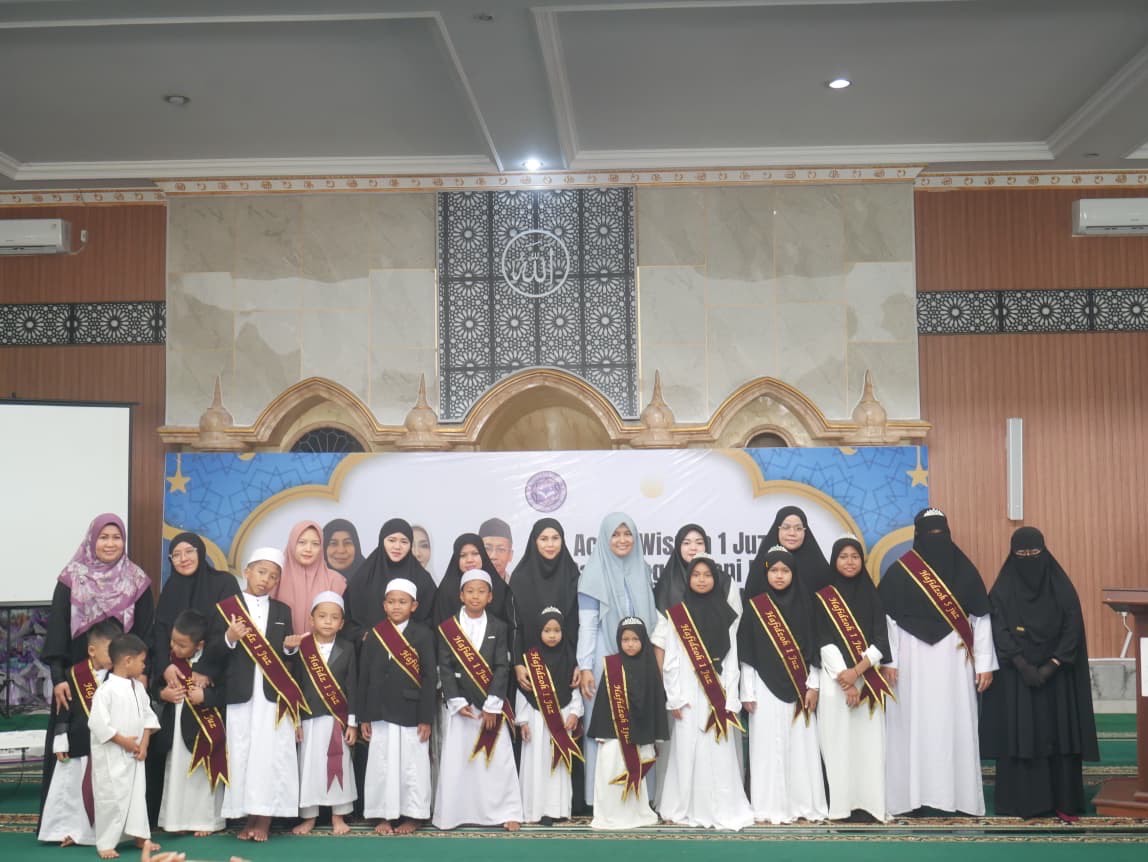 BERI DUKUNGAN: Bupati Berau Sri Juniarsih menekankan pentingnya peran para penghafal Alquran sebagai generasi penerus dalam kehidupan masyarakat. (IZZATULLAH KEPADA BERAU POST)