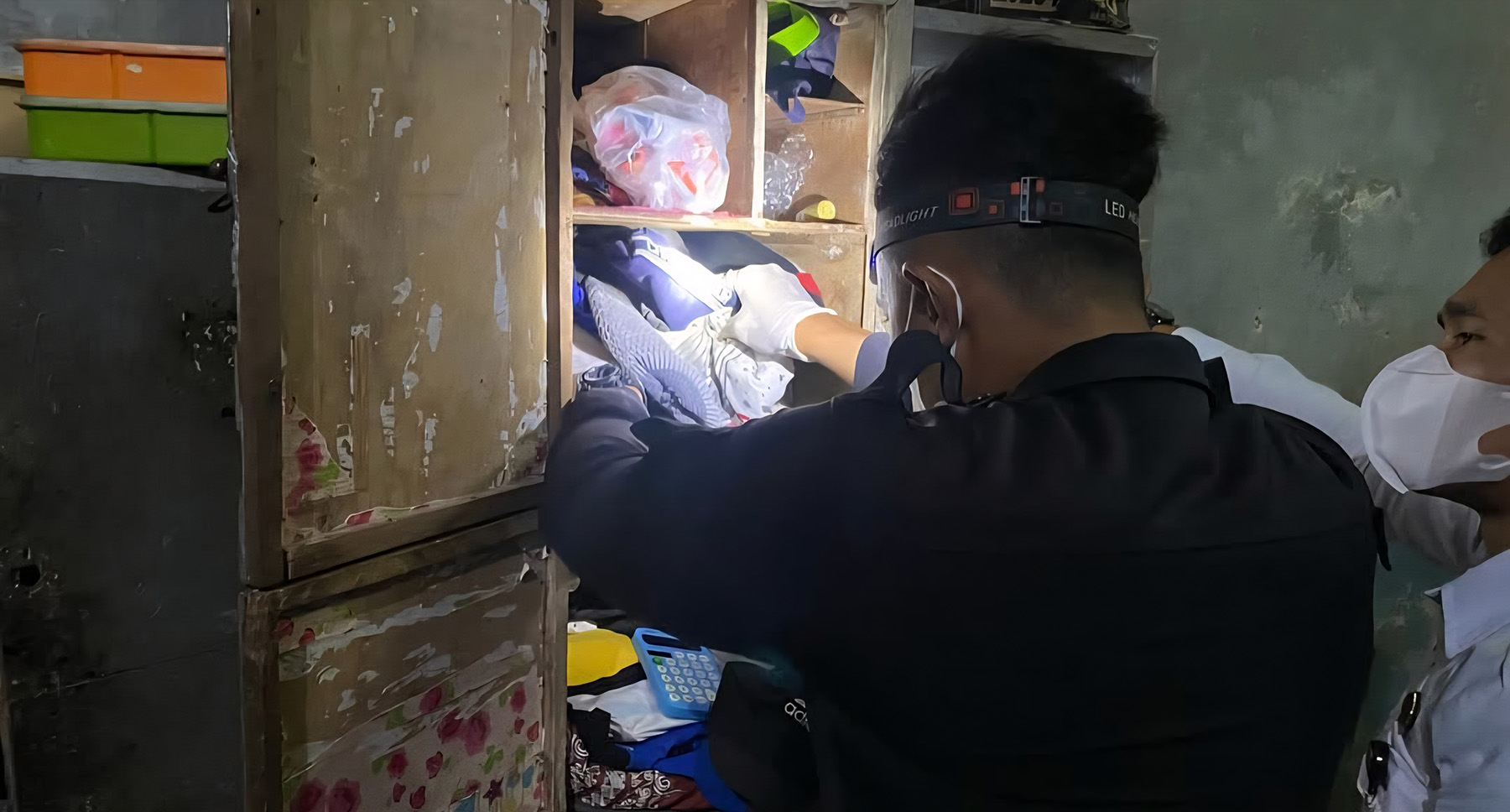 SIDAK HUNIAN: Petugas Lapas Kelas II A Tarakan kembali melakukan razia di kamar hunian warga binaan. (LAPAS Kelas II A TARAKAN UNTUK HRK)