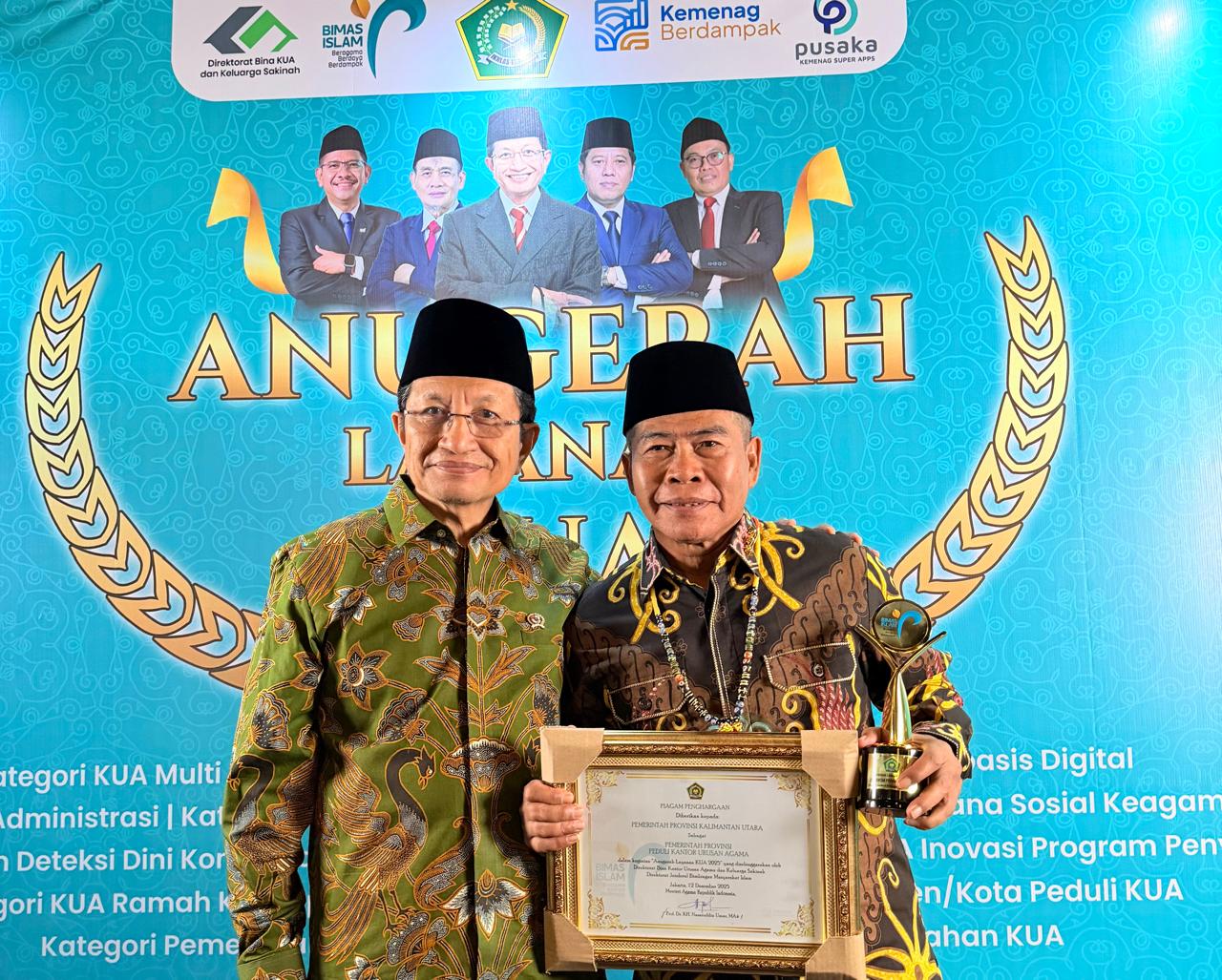 PEDULI KUA: Gubernur Kaltara Zainal A. Paliwang menerima penghargaan dari Kementerian Agama. (DKISP KALTARA)