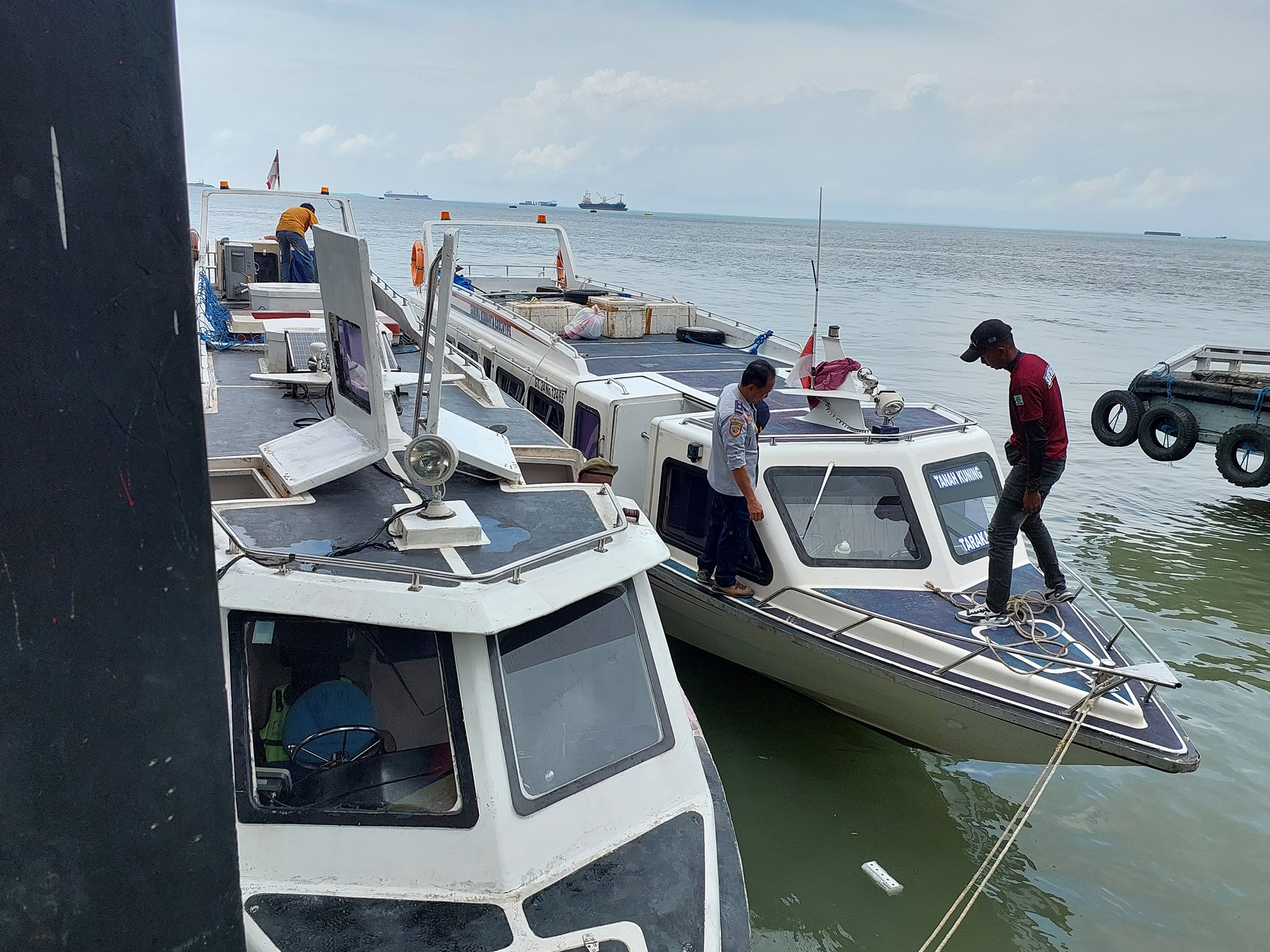 JELANG NATARU: Penumpang diminta waspada sebelum menaiki speedboat saat akan berlayar. (SEPTIAN ASMADI/HRK)