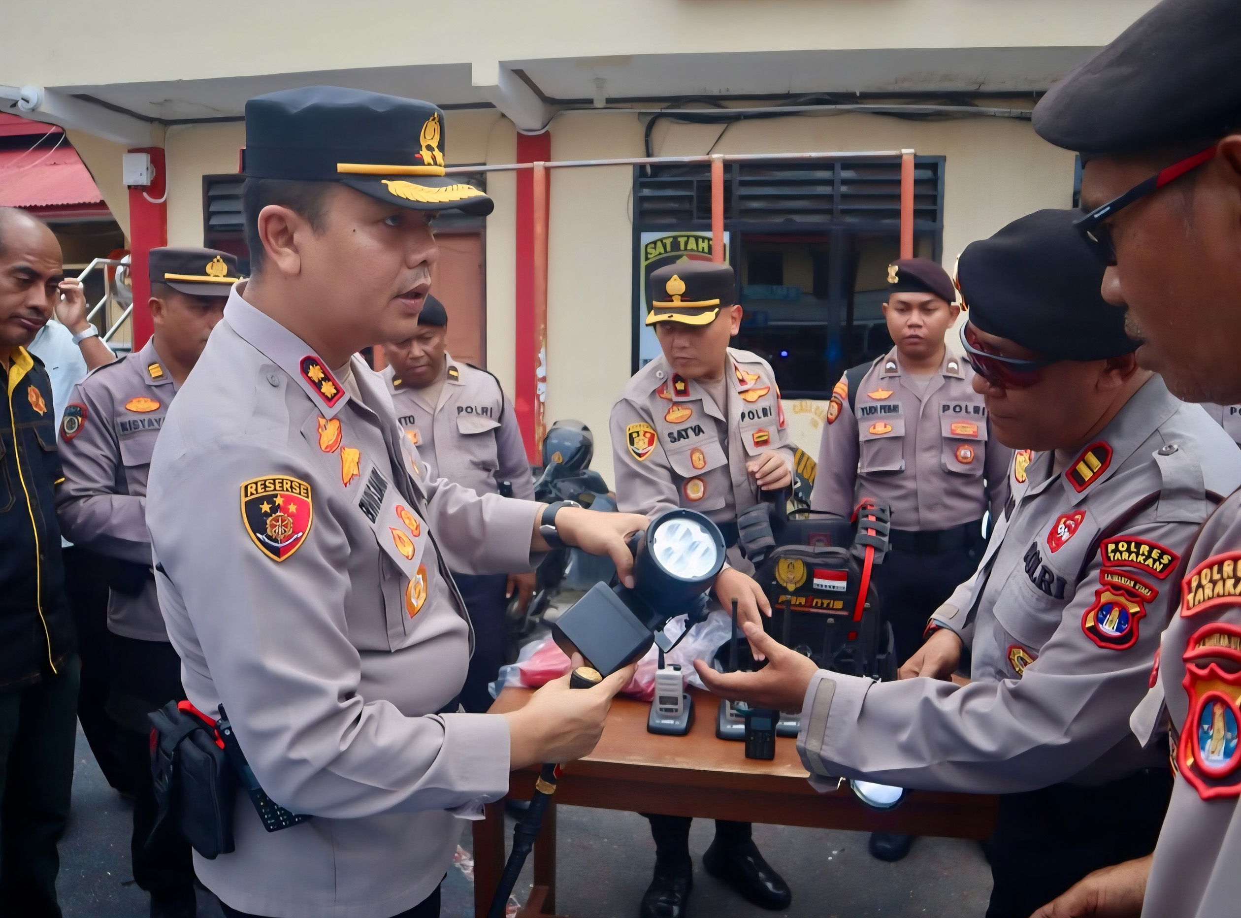 PENGECEKAN RANMOR: Kapolres Tarakan AKBP Erwin S. Manik mengecek kendaraan dinas jelang Natal 2025 dan Tahun Baru 2026. (SEPTIAN ASMADI/HRK)
