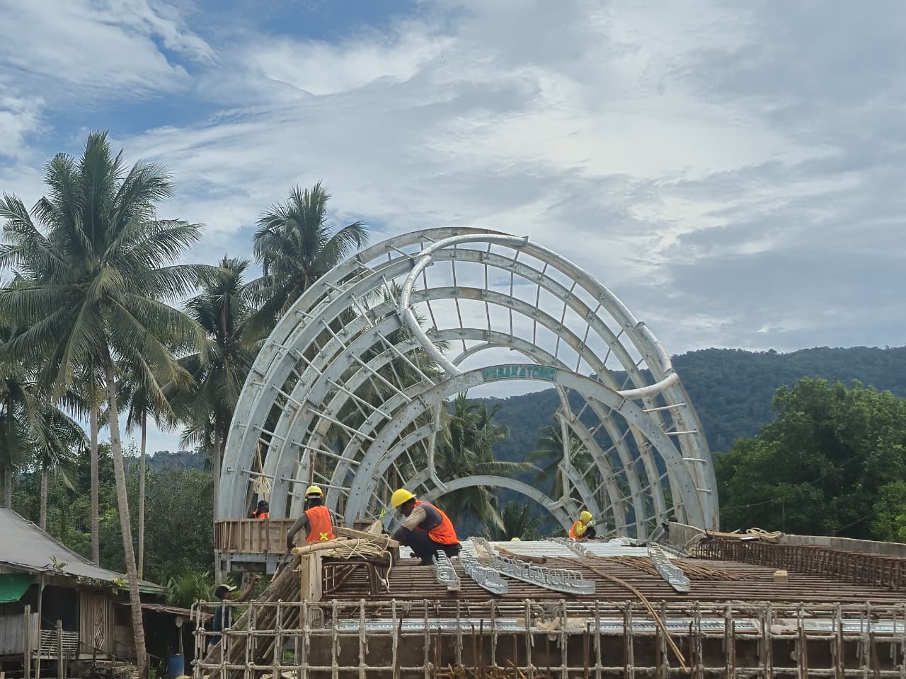 IKON BARU: Jembatan Sei Sumbang yang berbentuk hewan Kelomang akan menjadi ikon wisata baru di Kampung Teluk Sumbang, Kecamatan Bidukbiduk. (ARI/BP)