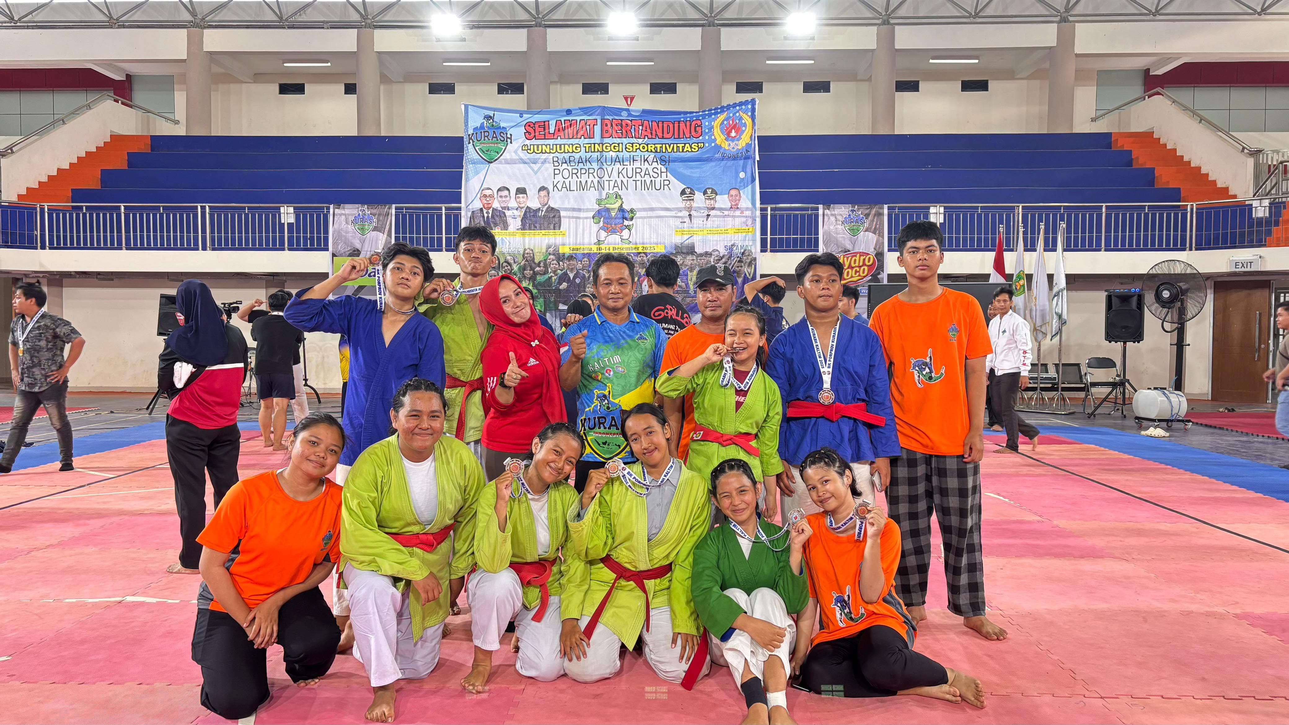 PIAGAM: Para atlet Kurash Beray usai bertanding di Sangatta, beberapa waktu lalu. (EDI AKBAR UNTUK BERAU POST)