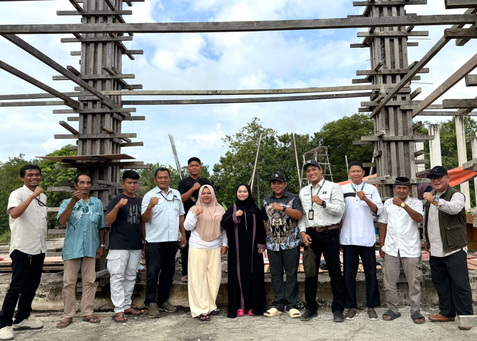 DUKUNG PEMBANGUNAN: PT Berau Coal terus mendukung pengembangan infrastruktur di kampung lingkar tambang, salah satunya pembangunan masjid di Kampung Rantau Panjang. (PT BERAU COAL UNTUK BERAU POST)