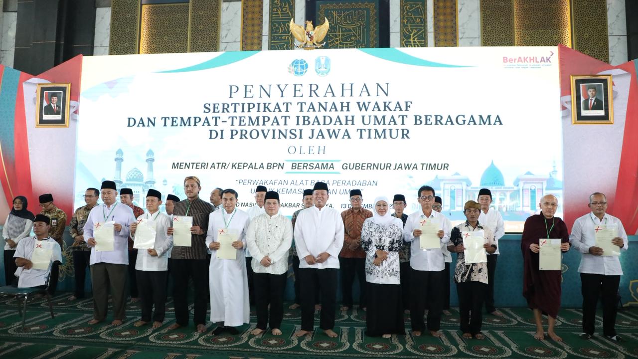 PENYERAHAN SERTIFIKAT: Menteri ATR/BPN Nusron Wahid bersama Gubernur Jawa Timur, Khofifah Indar Parawansa, menyerahkan sebanyak 2.532 sertifikat tanah wakaf dan rumah ibadah. (ATR/BPN)