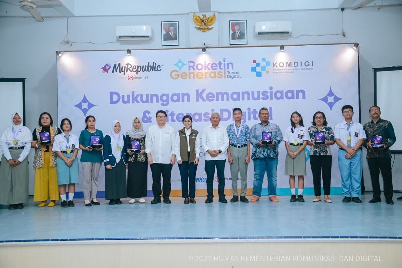 Kementerian Komunikasi dan Digital bekerja sama dengan MyRepublic memberikan bantuan internet gratis ke sekolah terdampak bencana banjir di Provinsi Sumatera Utara. (ANTARA)