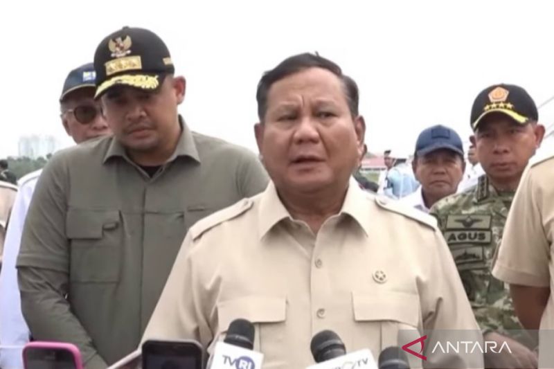 Tangkapan layar Presiden Prabowo memberikan keterangan pers usai melakukan kunjungan ke sejumlah lokasi pengungsian banjir di Medan, Sumatera Utara, Sabtu (13/12). (ANTARA)