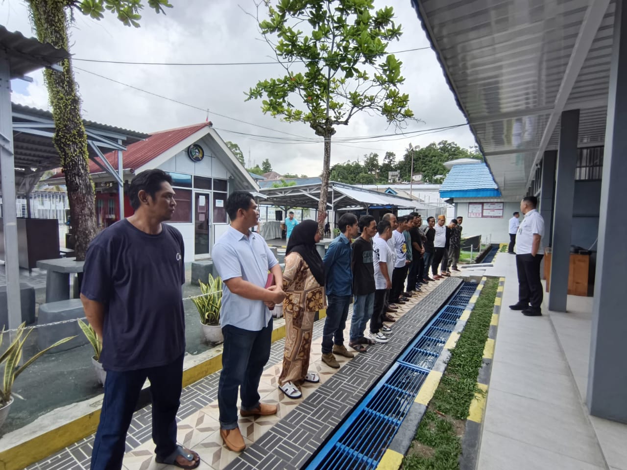 BERI ARAHAN: Petugas Lapas Kelas II A Tarakan beri arahan warga binaan sebelum dibebaskan, Senin (15/12). (LAPAS TARAKAN UNTUK HRK)