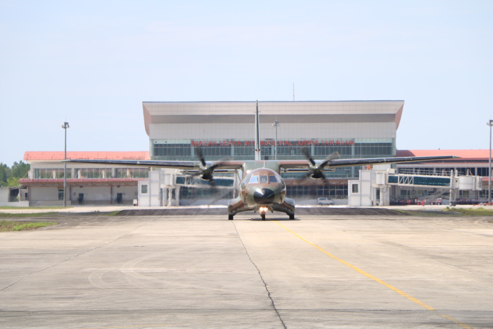 LAYANI WARGA: Pesawat angkut CN-295 siap layani warga Krayan, Kabupaten Nunukan. (LANUD ANANG BUSRA UNTUK HRK)