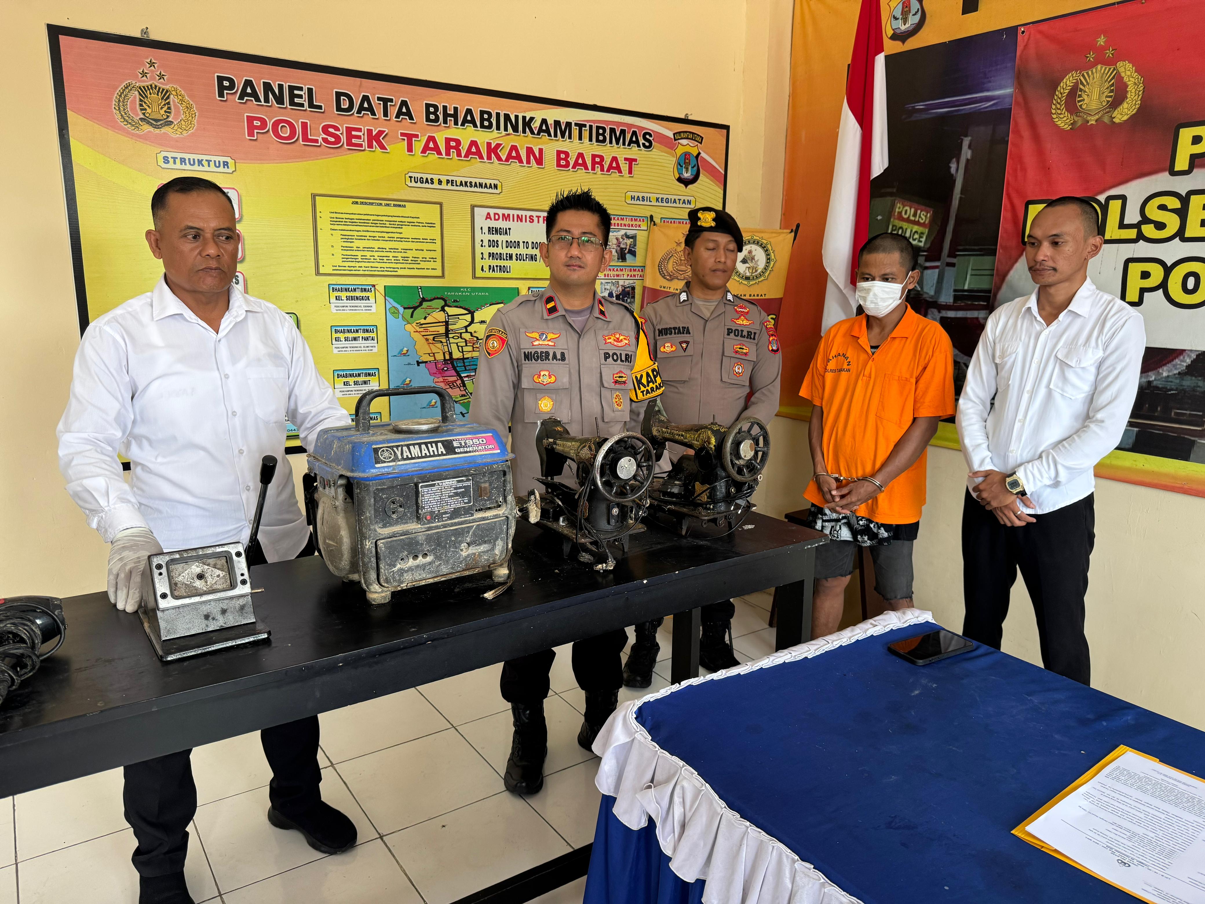 DIAMANKAN POLISI: Tersangka RM diperlihatkan bersama barang bukti hasil kejahatan, Senin (15/12) lalu. (SEPTIAN ASMADI/HRK)