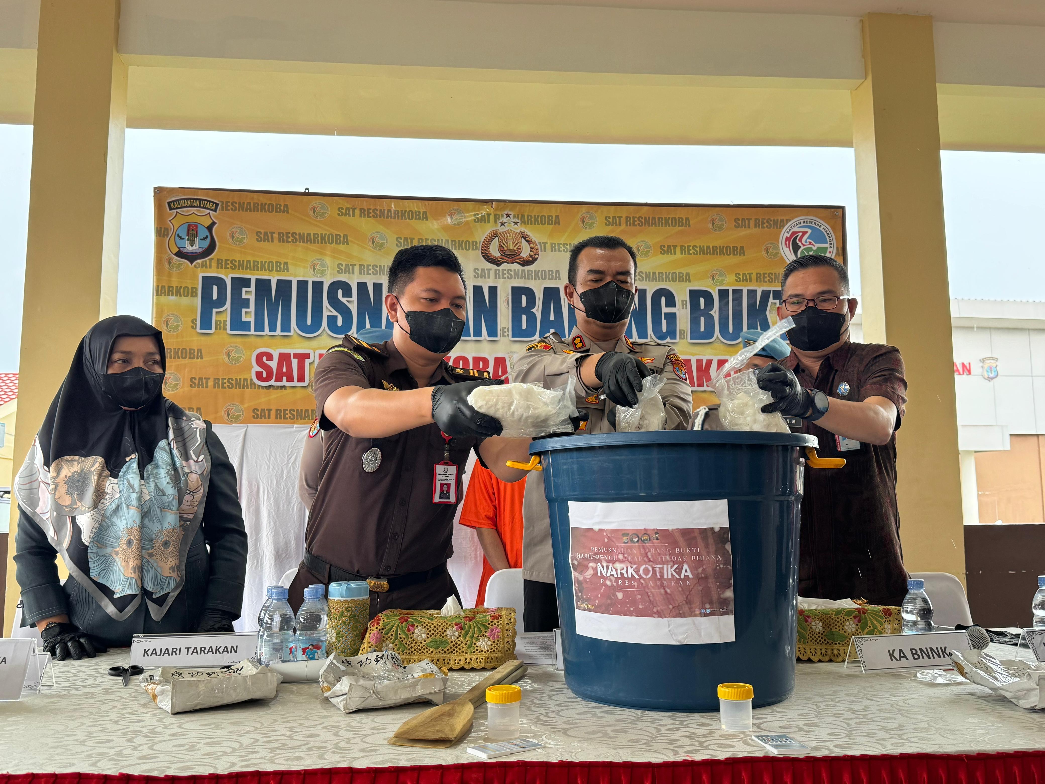DIMUSNAHKAN: Narkotika jenis sabu dilarutkan ke dalam air untuk dimusnahkan, Selasa (16/12). (SEPTIAN ASMADI/HRK)