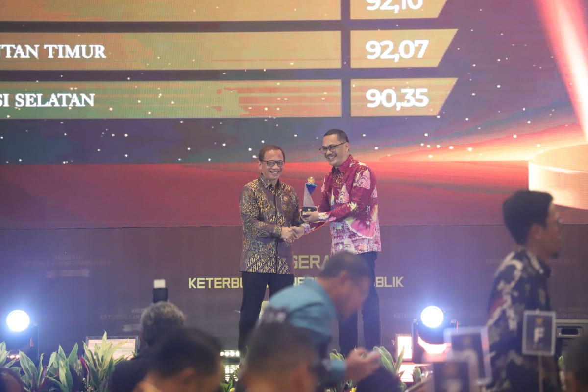 PENGHARGAAN: Ketua Komisi Informasi Pusat Donny Yoesgiantoro saat memberikan sambutan dalam Anugerah Keterbukaan Informasi Publik Tahun 2025. (DISKOMINFO KALTIM UNTUK BP)