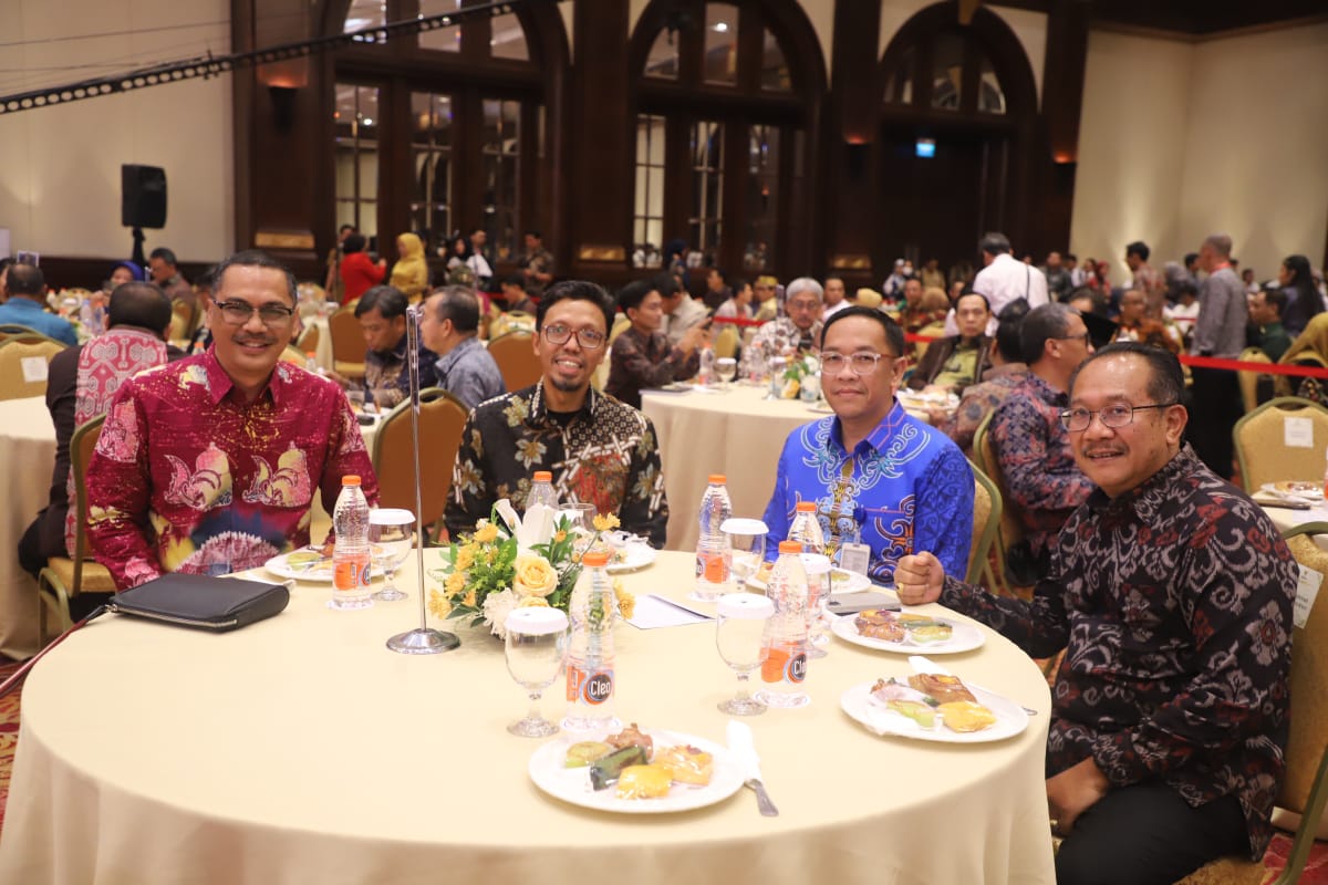 KONSISTEN: Kepala Diskominfo Kaltim Muhammad Faisal bersama para tamu undangan lainnya di Anugerah Keterbukaan Informasi Publik Tahun 2025.(DISKOMINFO KALTIM UNTUK BP)