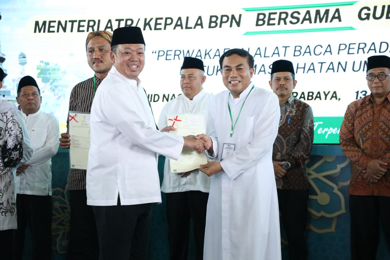PENYERAHAN: Menteri ATR/BPN Nusron Wahid menyerahkan sertifikat rumah ibadah Gereja Katolik Fransiskus Asisi, Kabupaten Blitar, Jawa Timur. (ATR/BPN)
