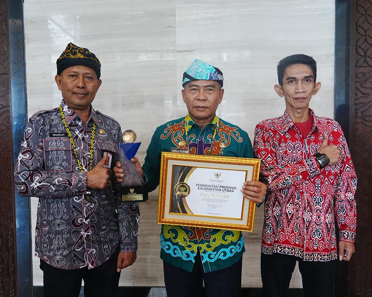 PENGHARGAAN: Gubernur Kaltara Zainal A. Paliwang (tengah) usai menerima penghargaan di ajang Anugerah Keterbukaan Informasi Publik Tahun 2025. (DKISP KALTARA)